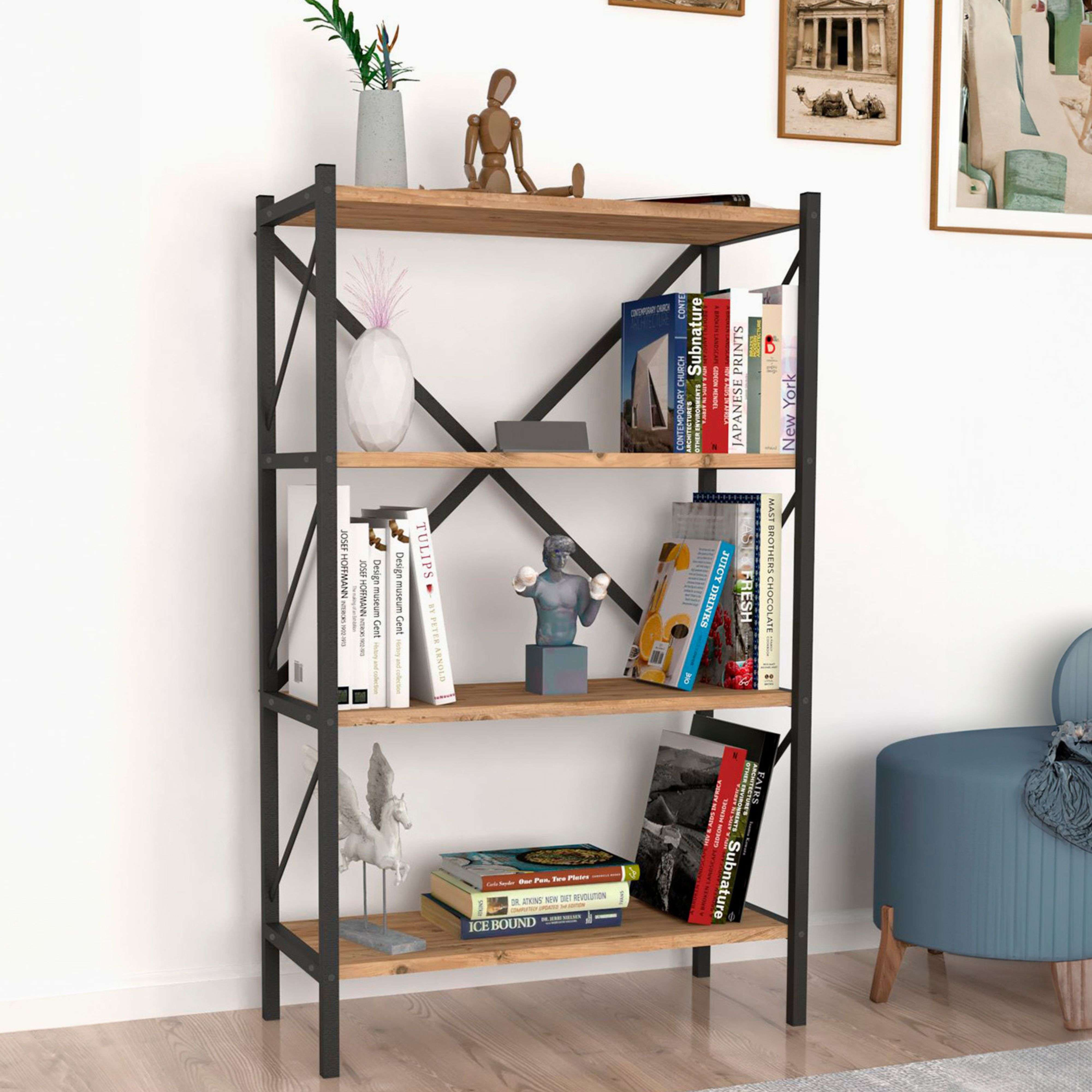 Una estantería con libros, jarrones, una figura y obras de arte.