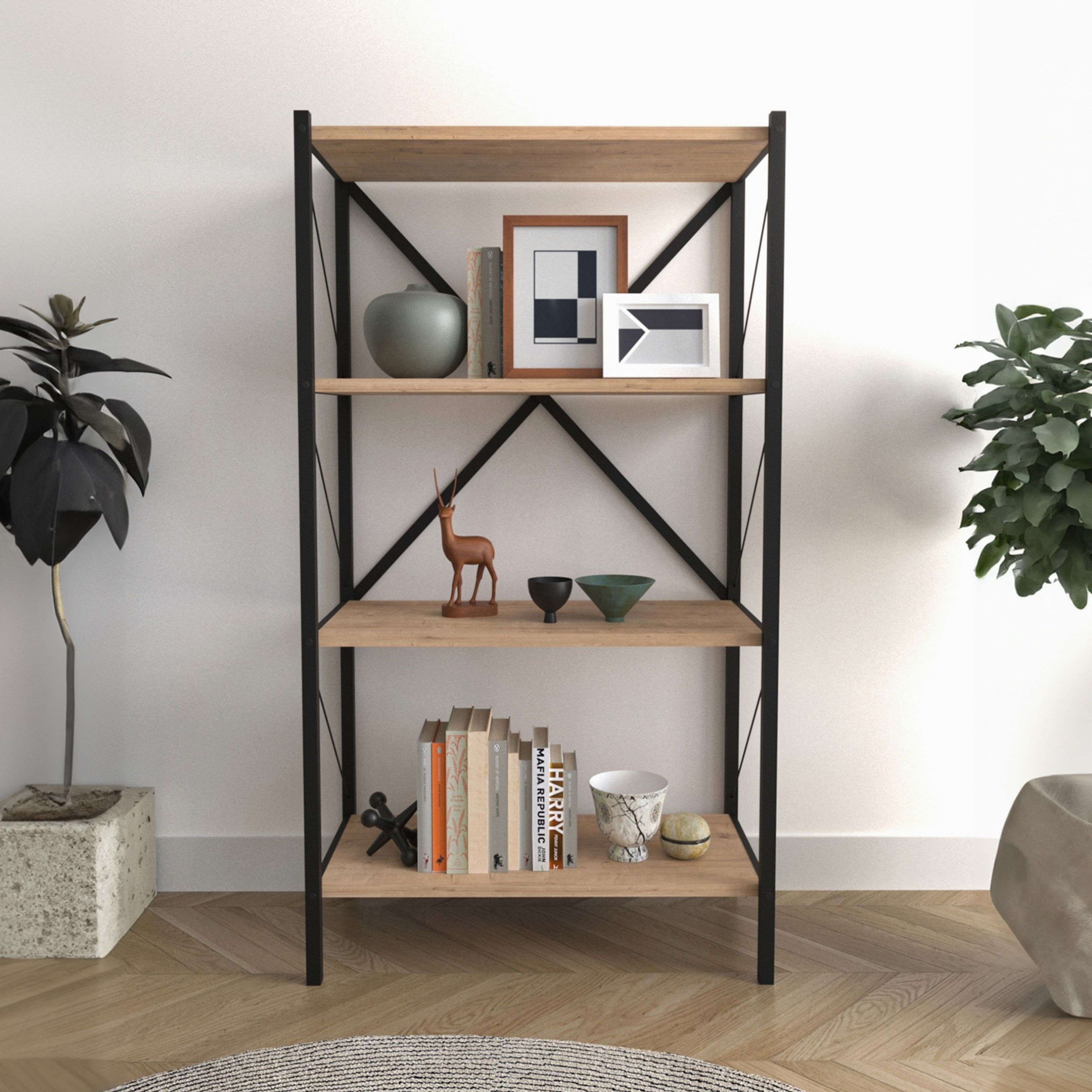 Estantería con libros, jarrones y decoración, junto a plantas.