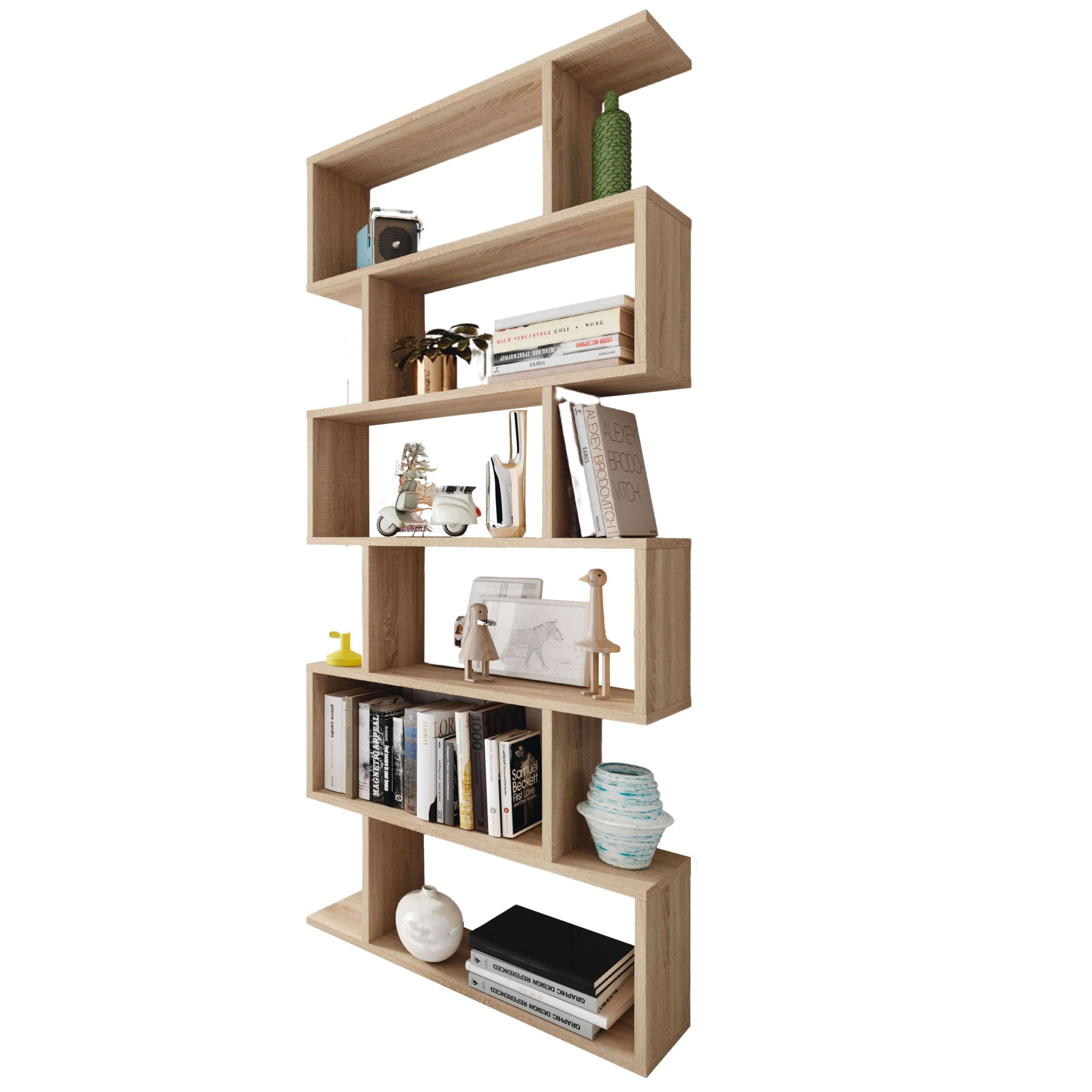 Estantería escalonada de madera con libros, jarrones, una mini Vespa y objetos decorativos.
