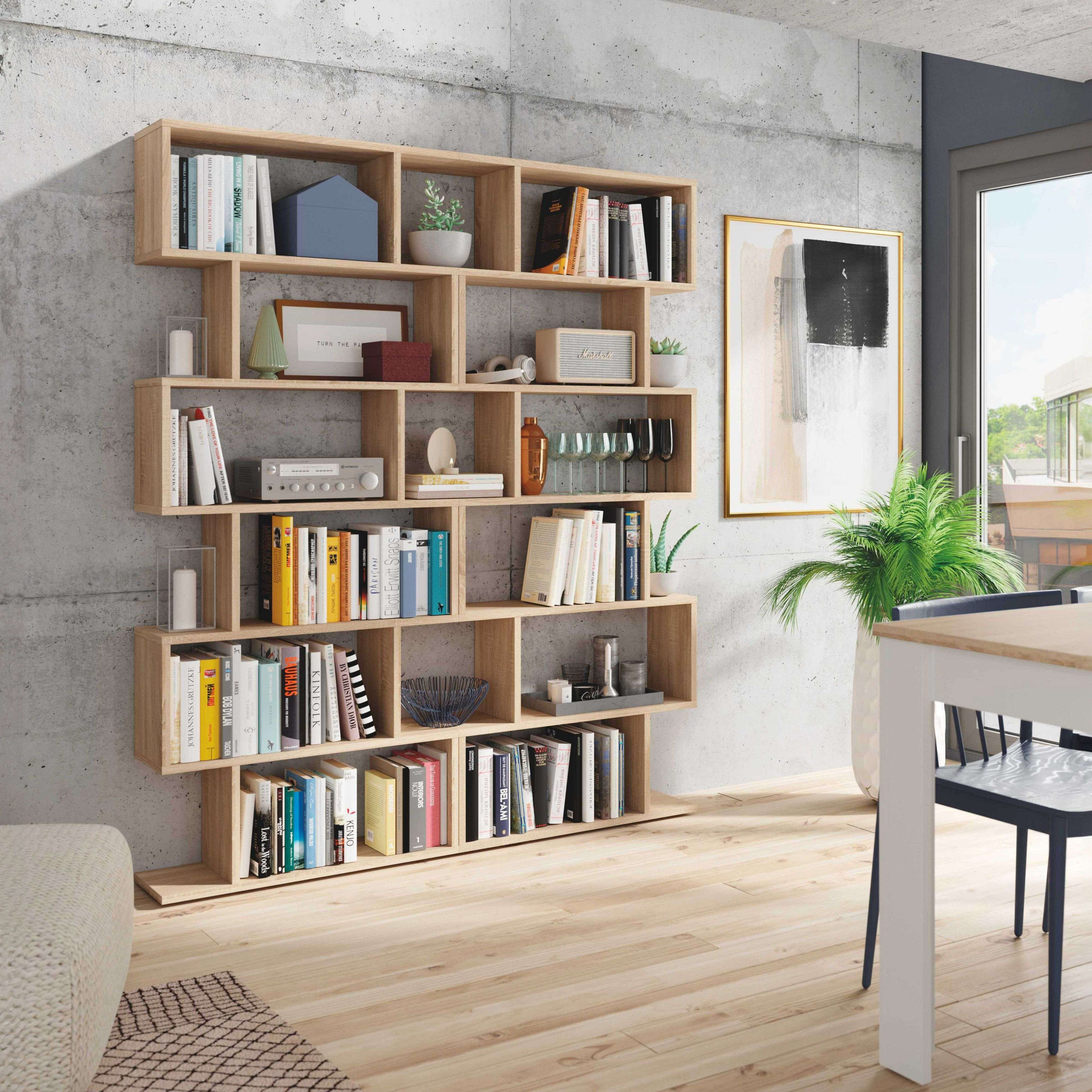 Una sala de estar luminosa con una estantería de madera que contiene libros y decoración.