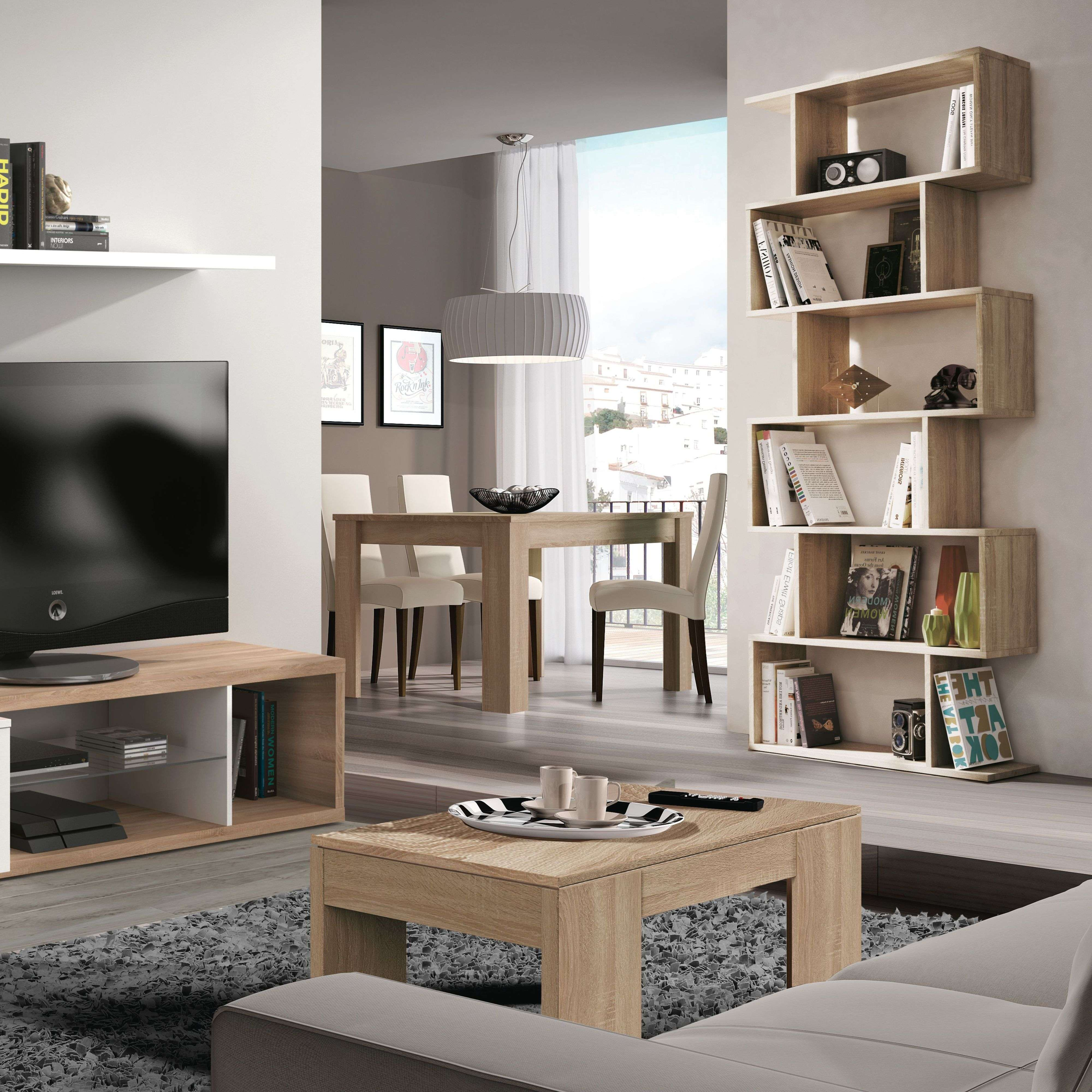 Sala de estar moderna con estantería, comedor y TV.