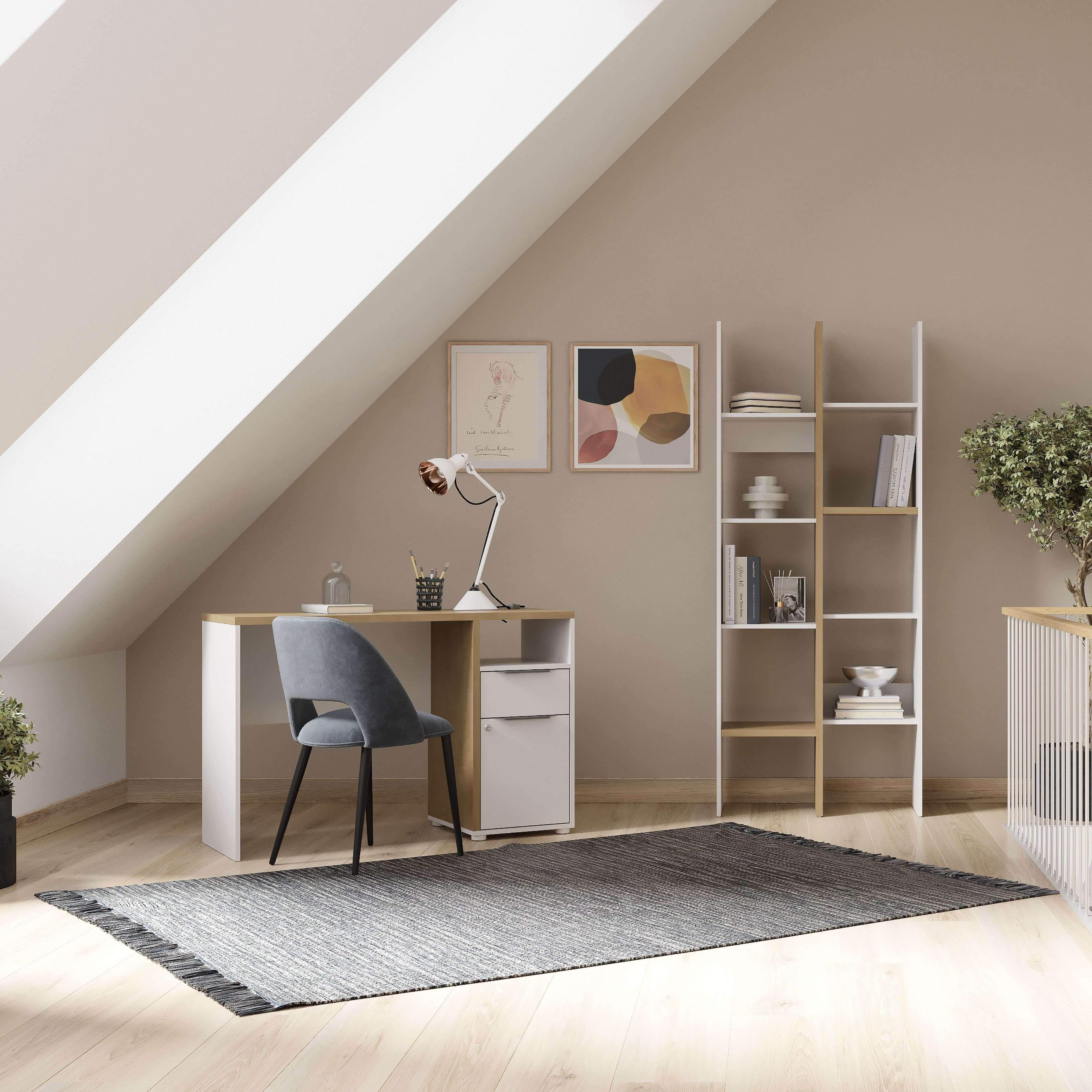 Un espacio de trabajo con escritorio, silla, estante y alfombra.