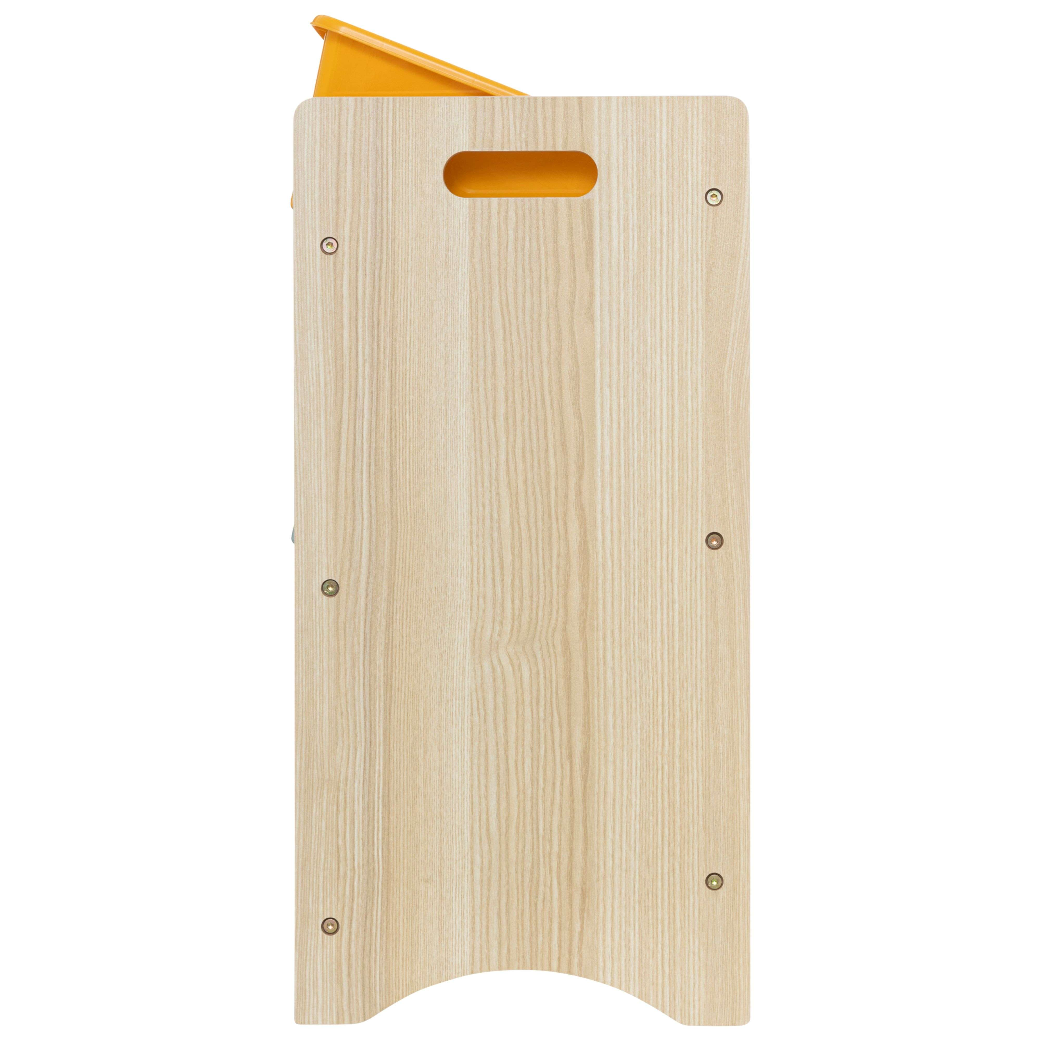 Un taburete de madera con inserción amarilla arriba y un recorte.