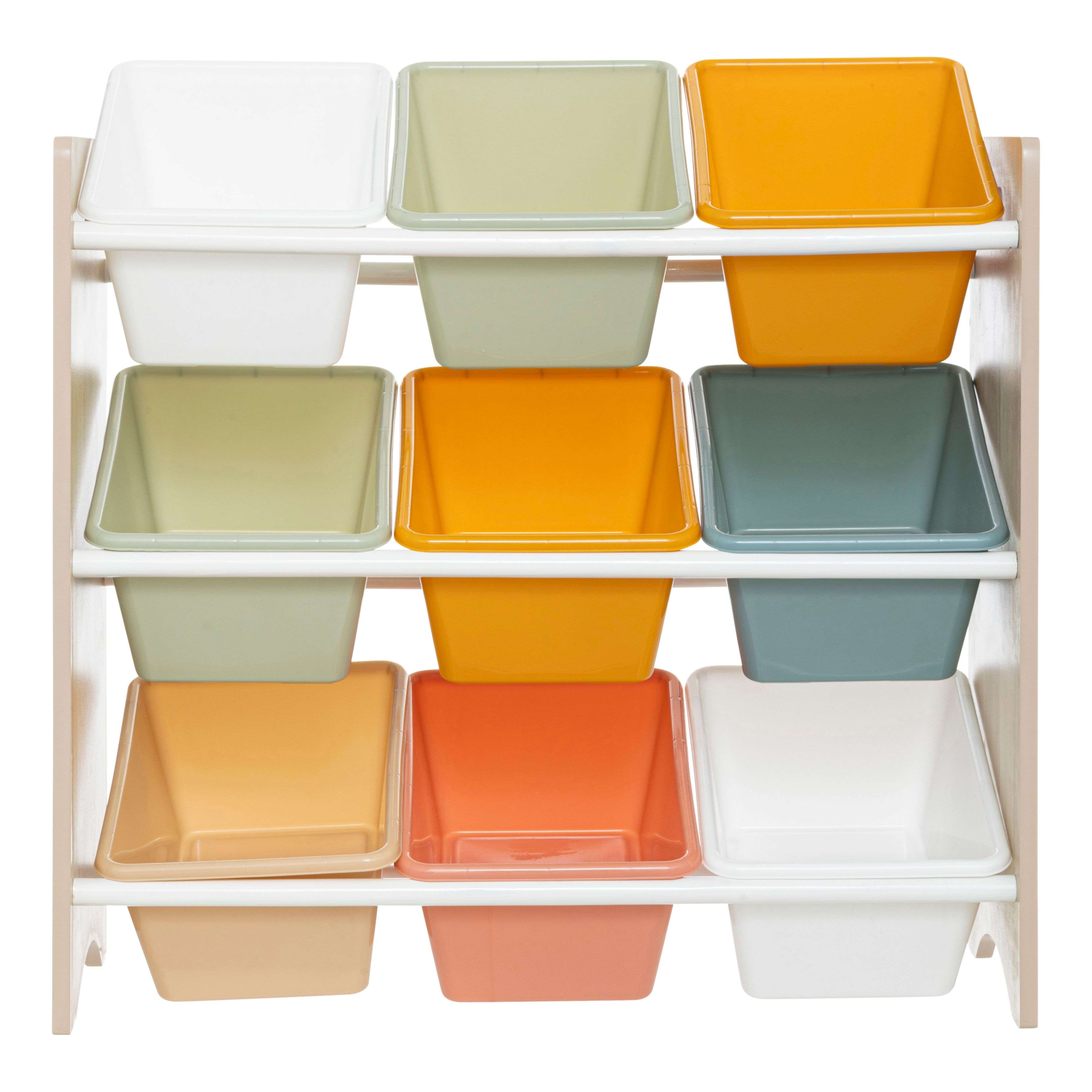 Un estante de madera con 9 cubos de plástico de colores en 3 filas.