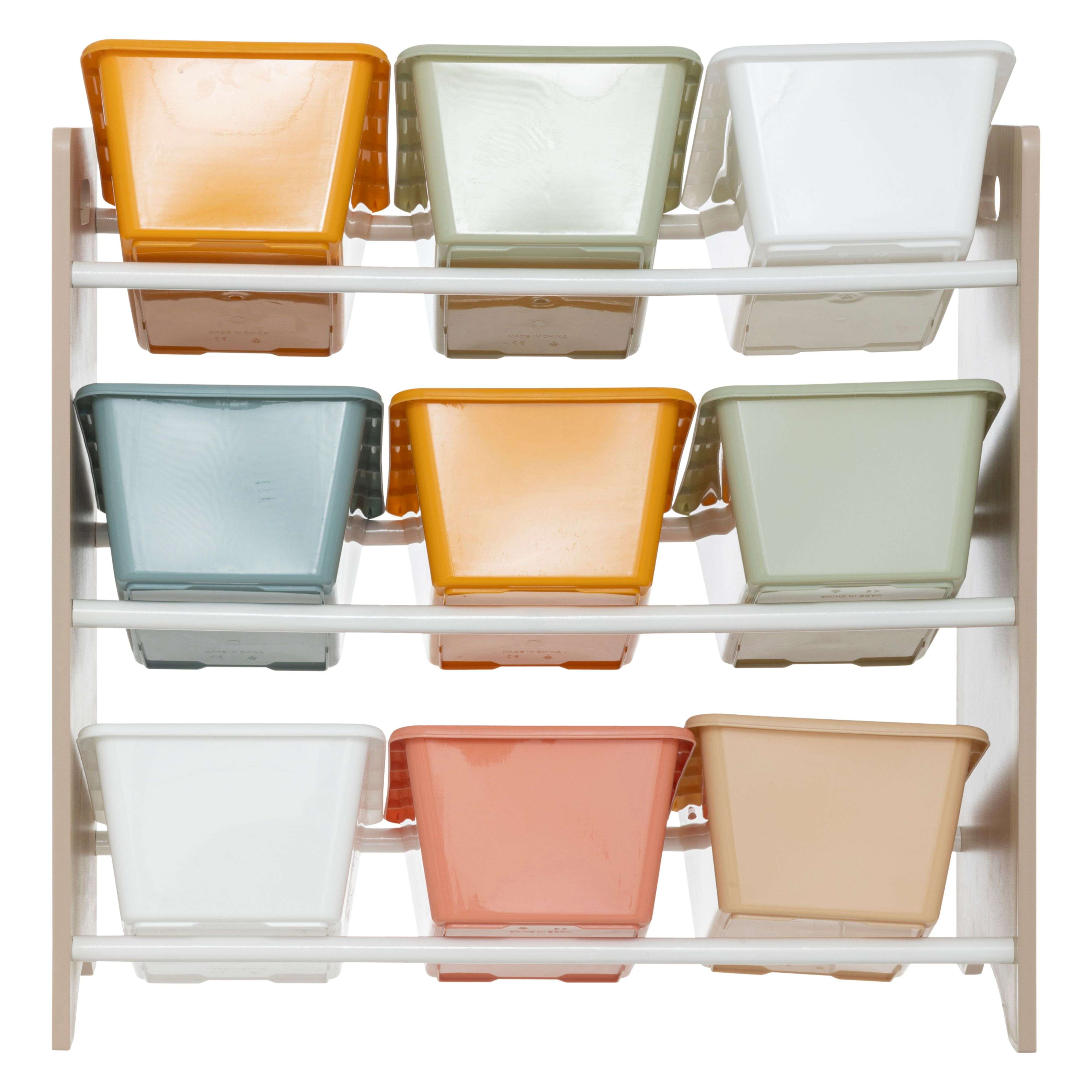 Un estante de madera con nueve cubos de almacenamiento coloridos en tres filas.