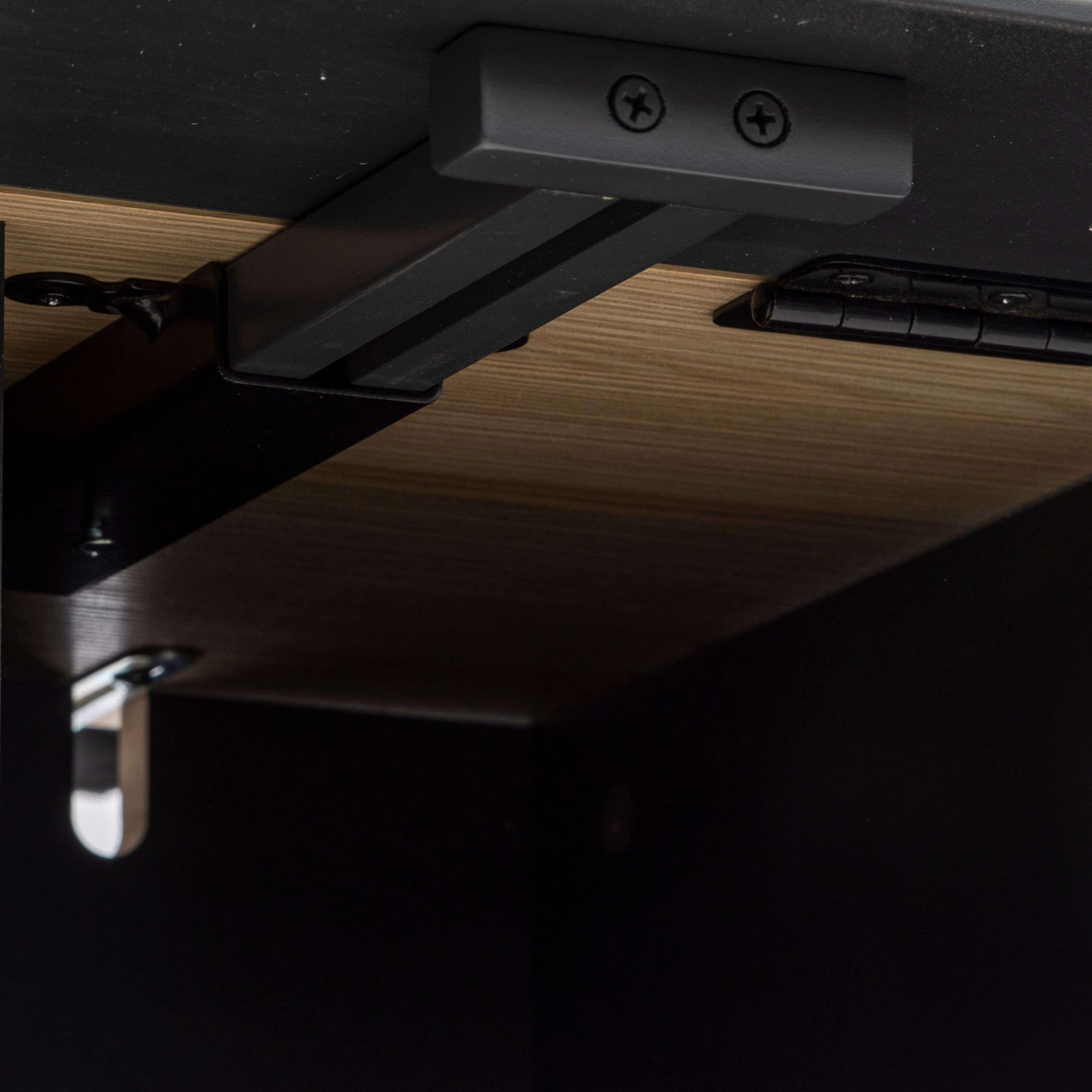 Primer plano de bisagras de metal negro y superficie de madera.
