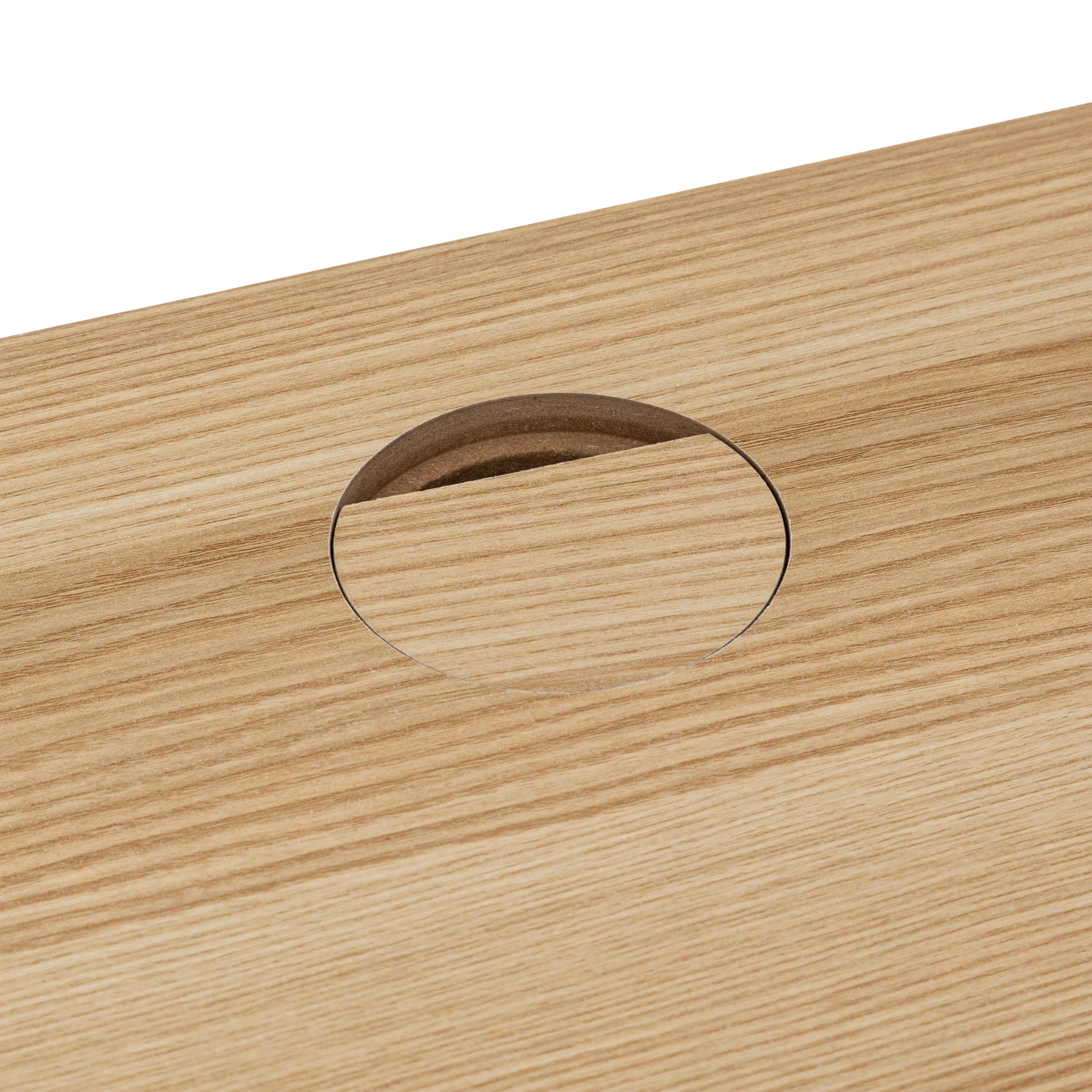 Una abertura redonda en una superficie de madera con veta.