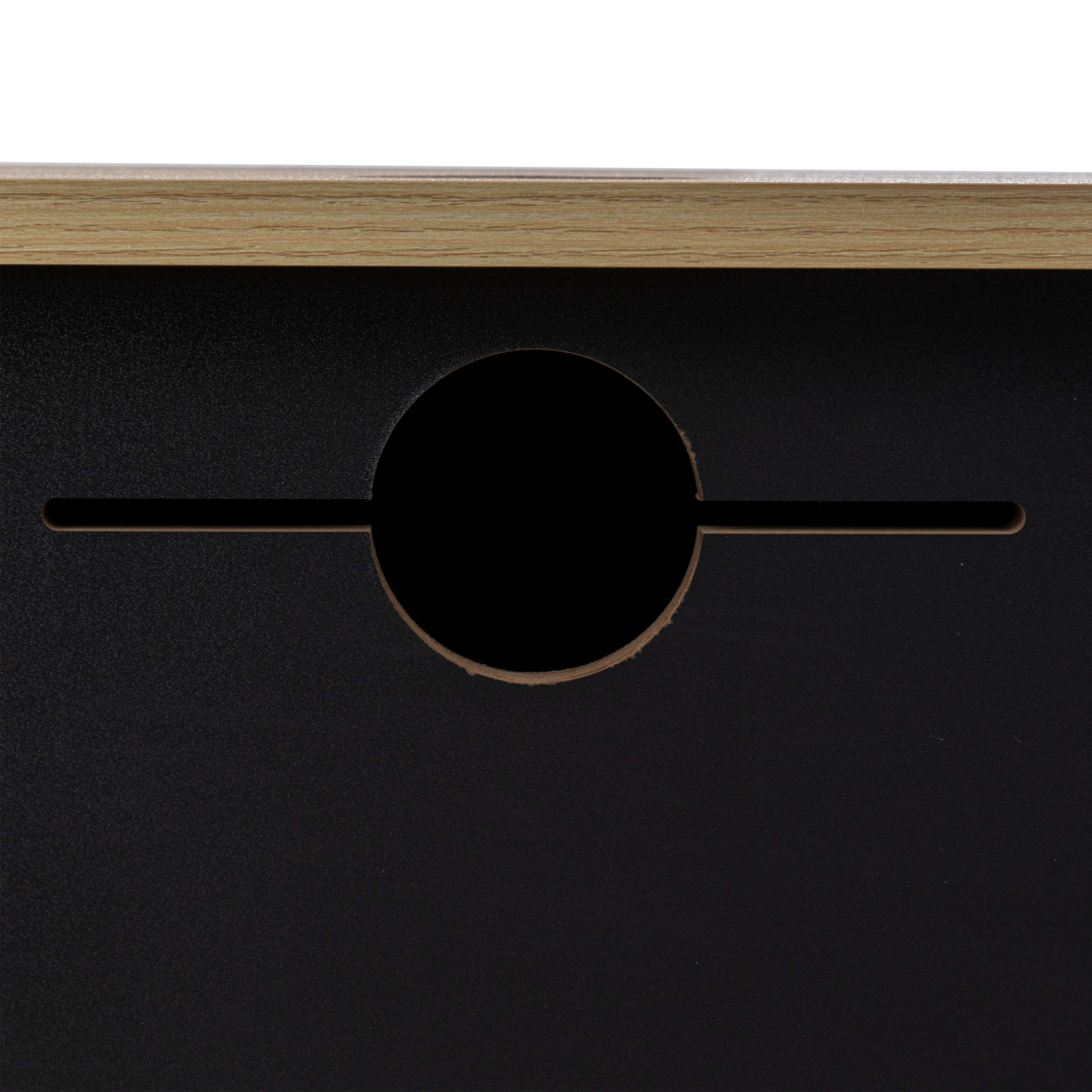 Panel de madera con recorte circular negro y ranura.