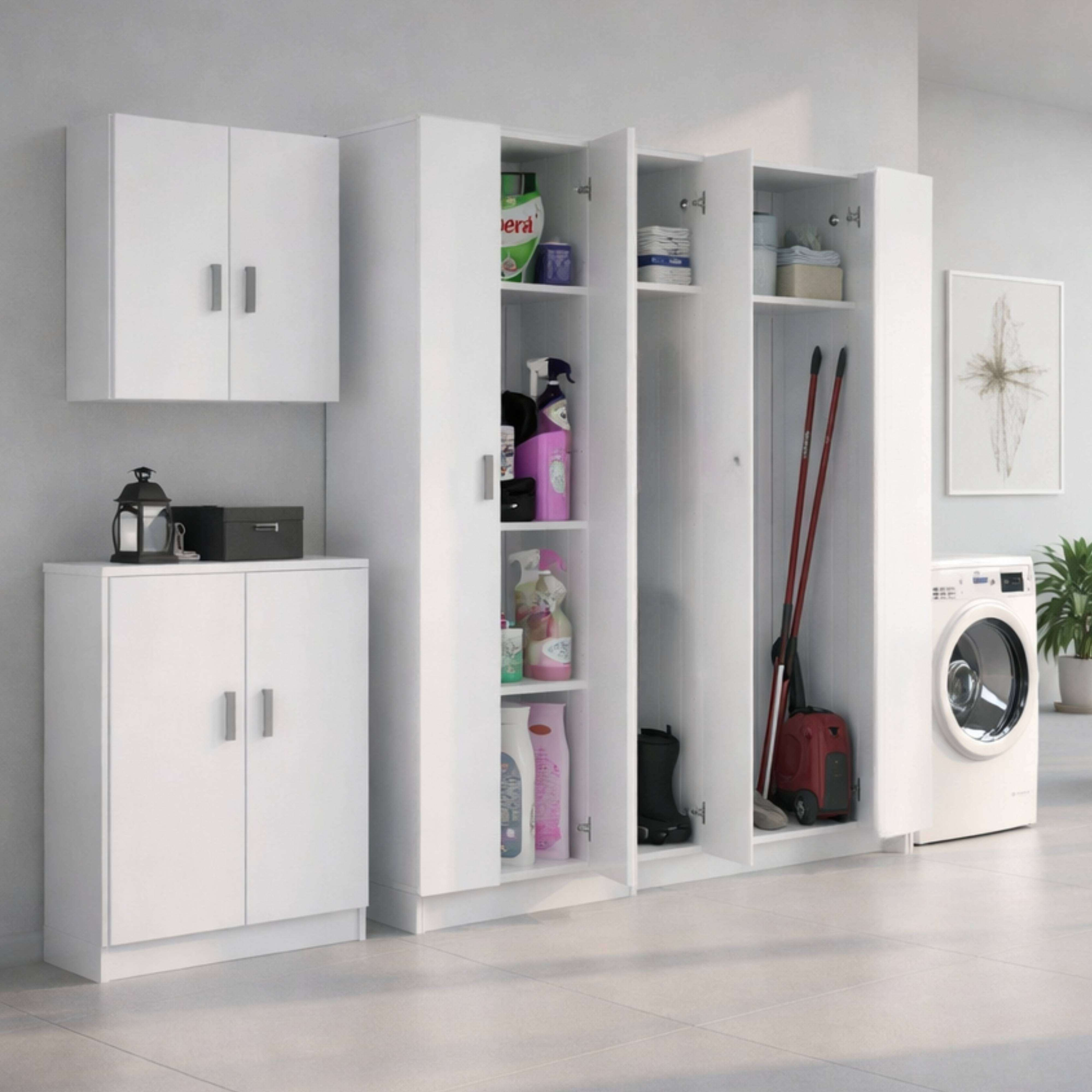 Un cuarto de almacenamiento blanco con lavadora, armarios llenos de artículos de limpieza y escobas.