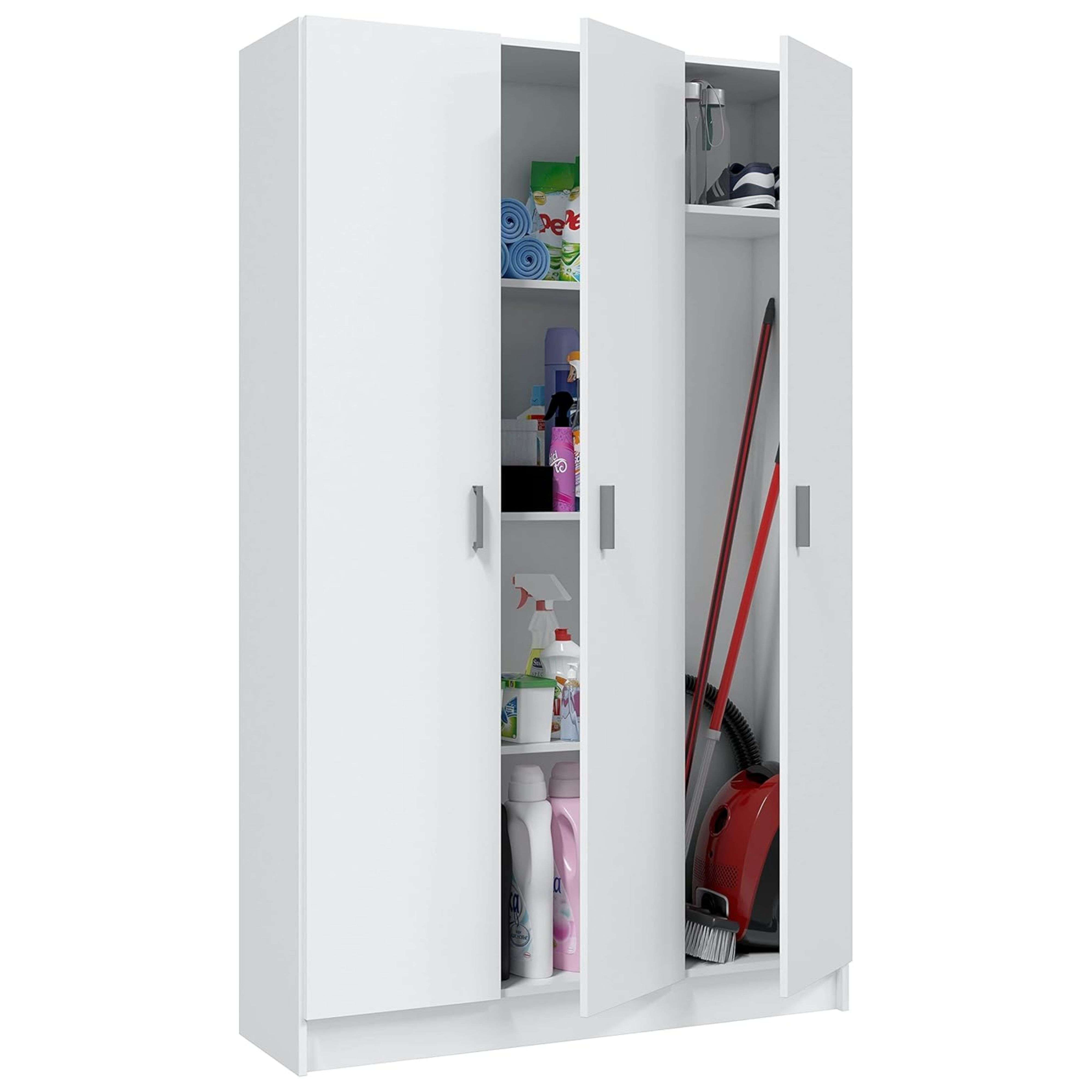 Un armario blanco con puertas abiertas, lleno de productos de limpieza y una aspiradora.