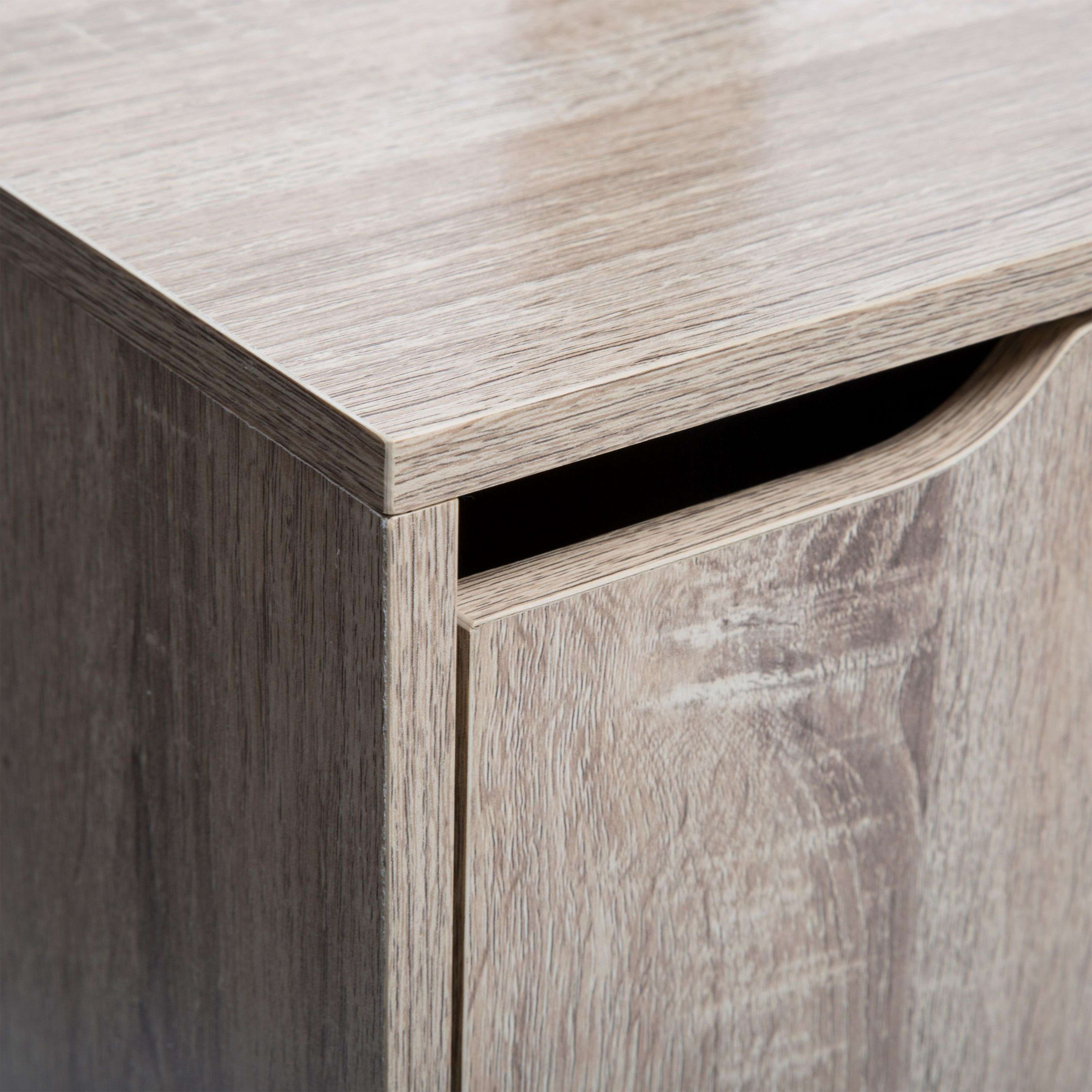 Primer plano de textura de veta de madera en un armario gris-marrón.