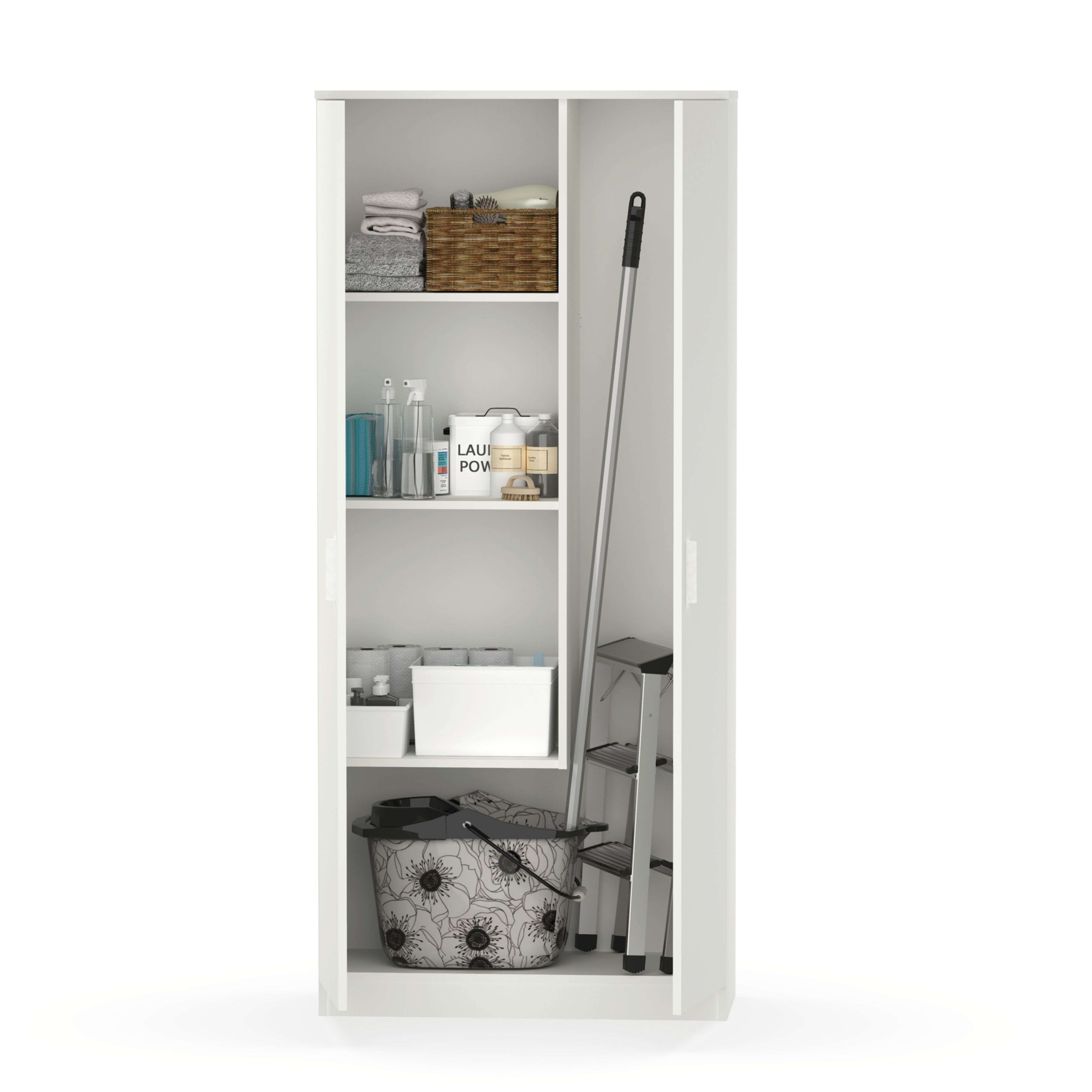 Un armario blanco abierto con estantes llenos de artículos del hogar como toallas, cestas y productos de limpieza.