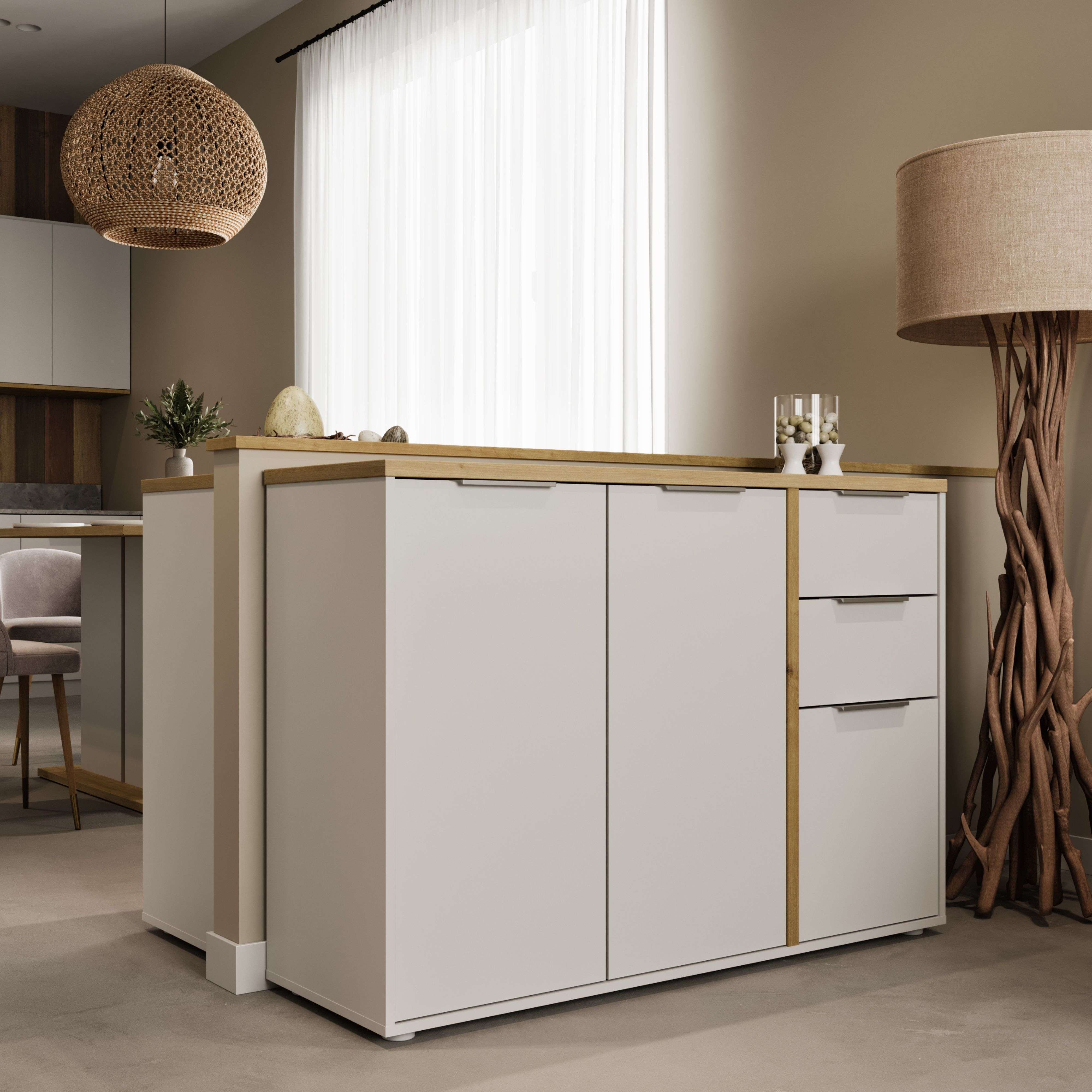 Un mueble beige con detalles de madera, junto a una lámpara de pie y una lámpara colgante.