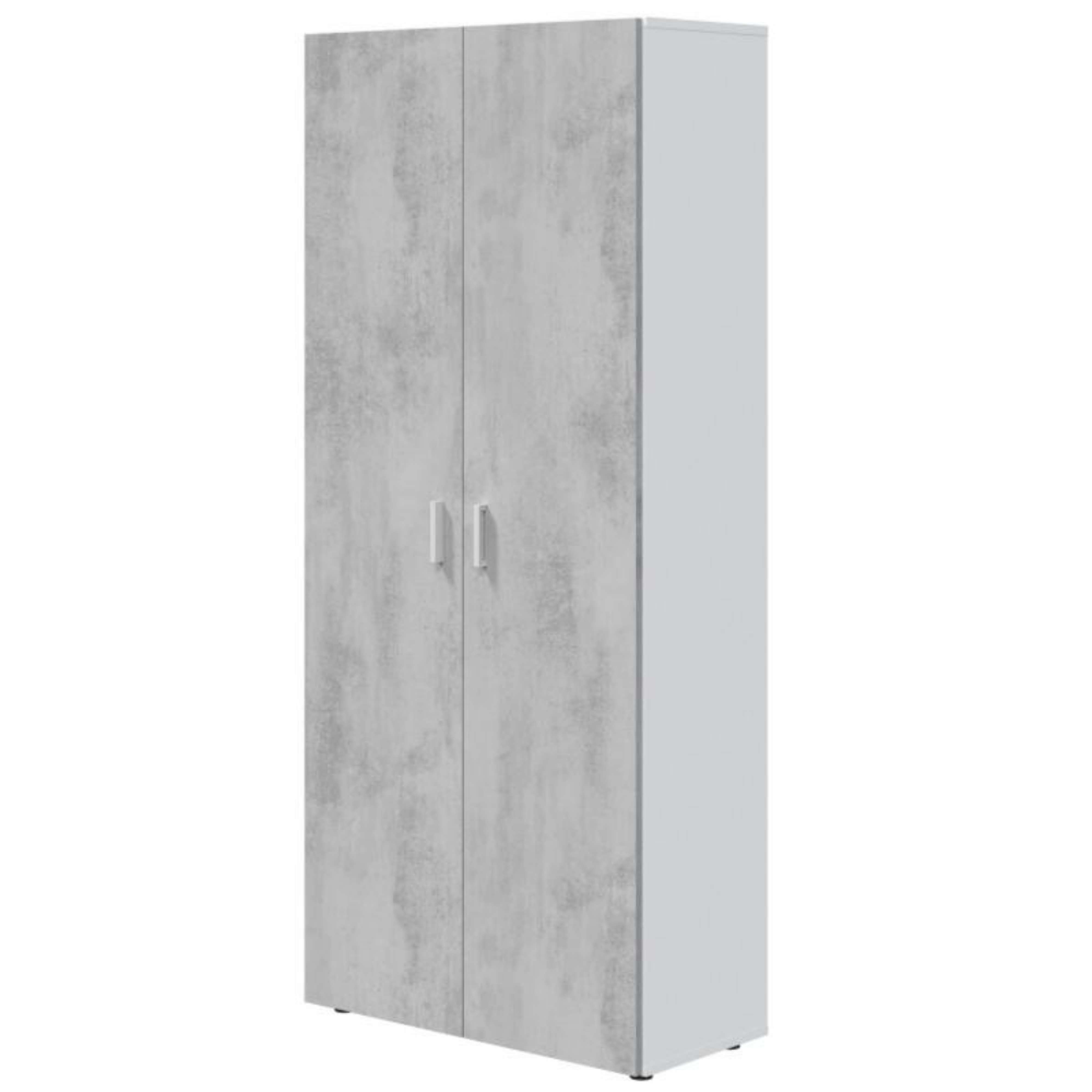 Un armario alto y estrecho con dos puertas en aspecto de hormigón y tiradores blancos.