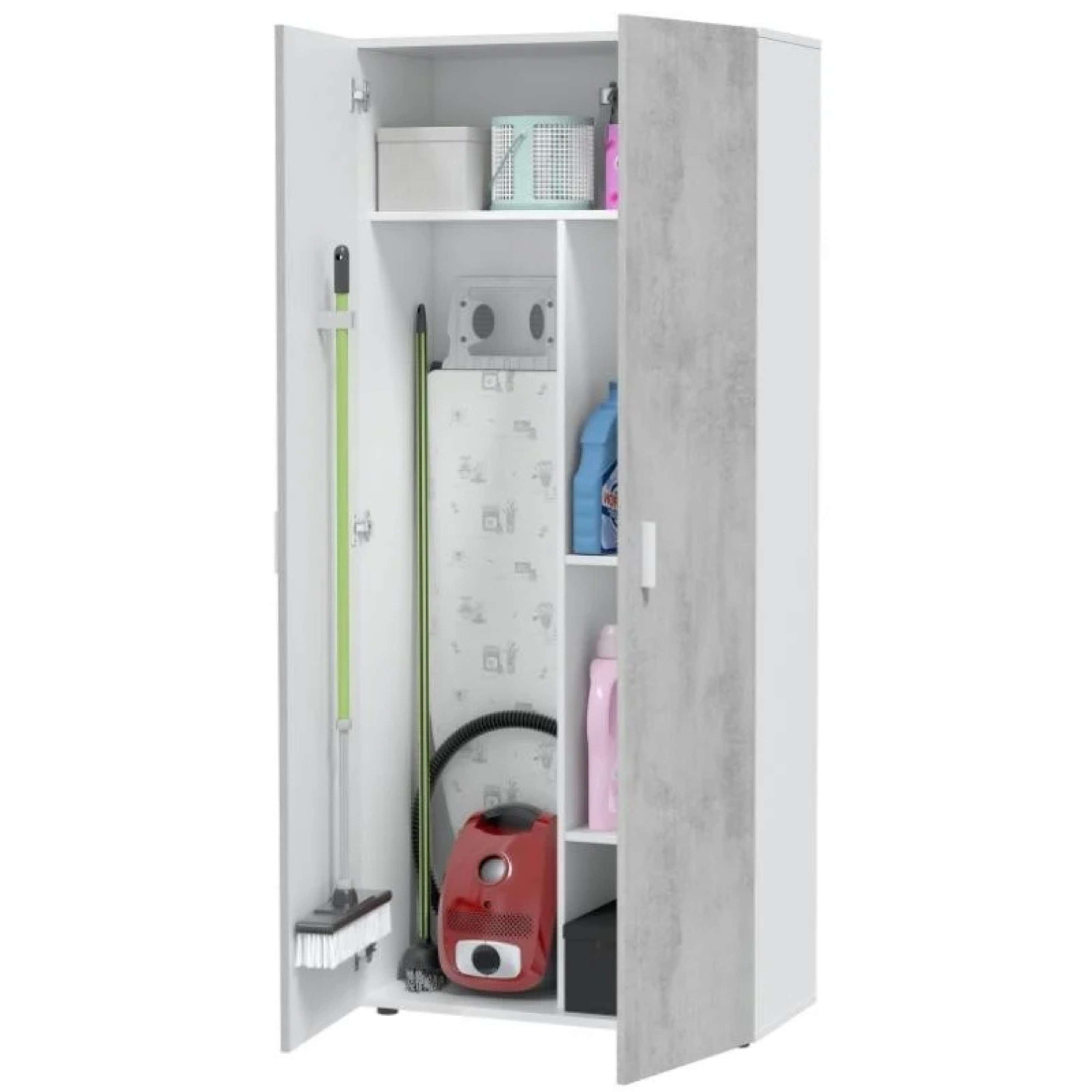 Un armario blanco con puerta gris efecto hormigón, con productos y herramientas de limpieza.