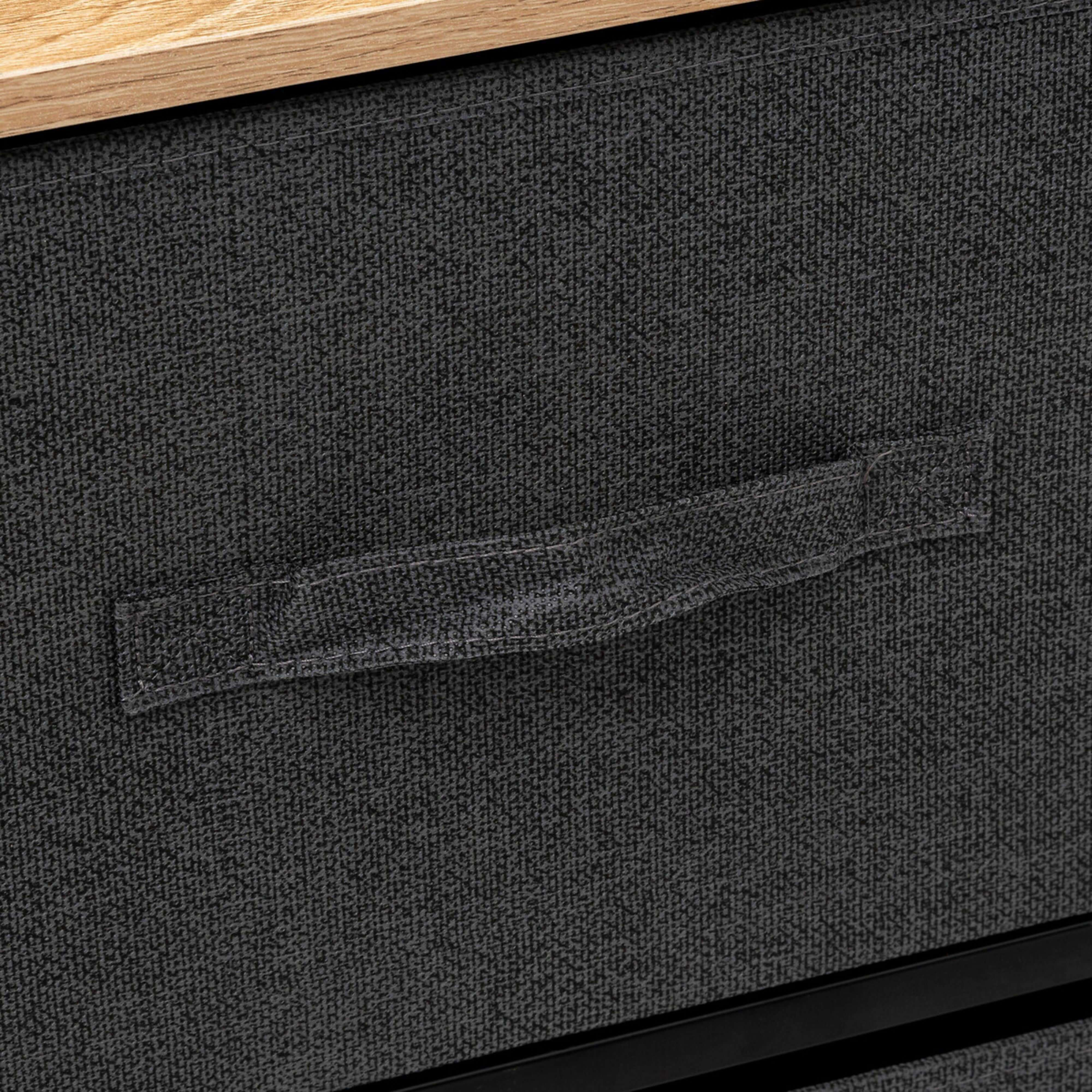 Cajón de tela gris oscuro con tapa de madera y asa de tela.