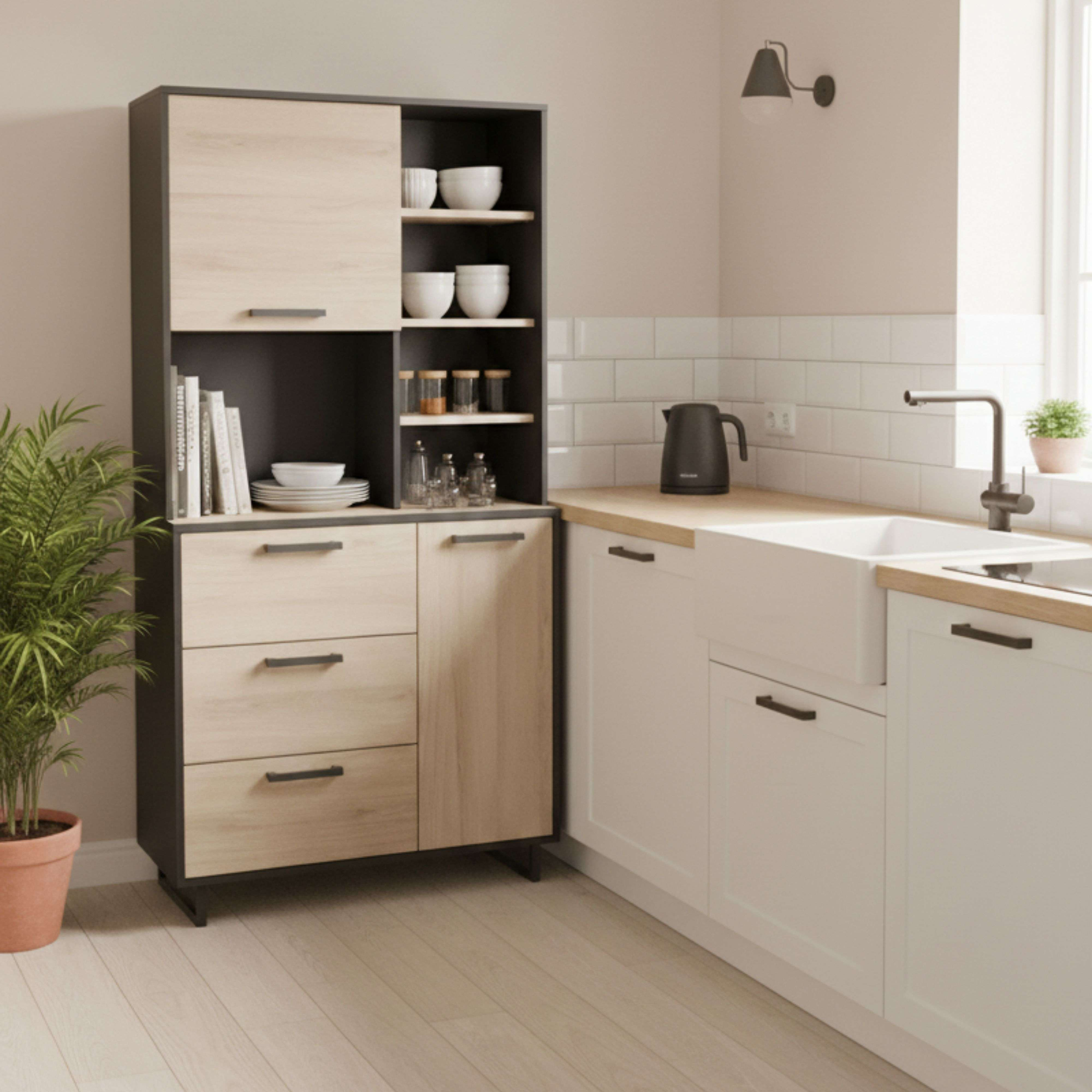Cocina moderna con detalles en madera, gabinetes blancos y fregadero.