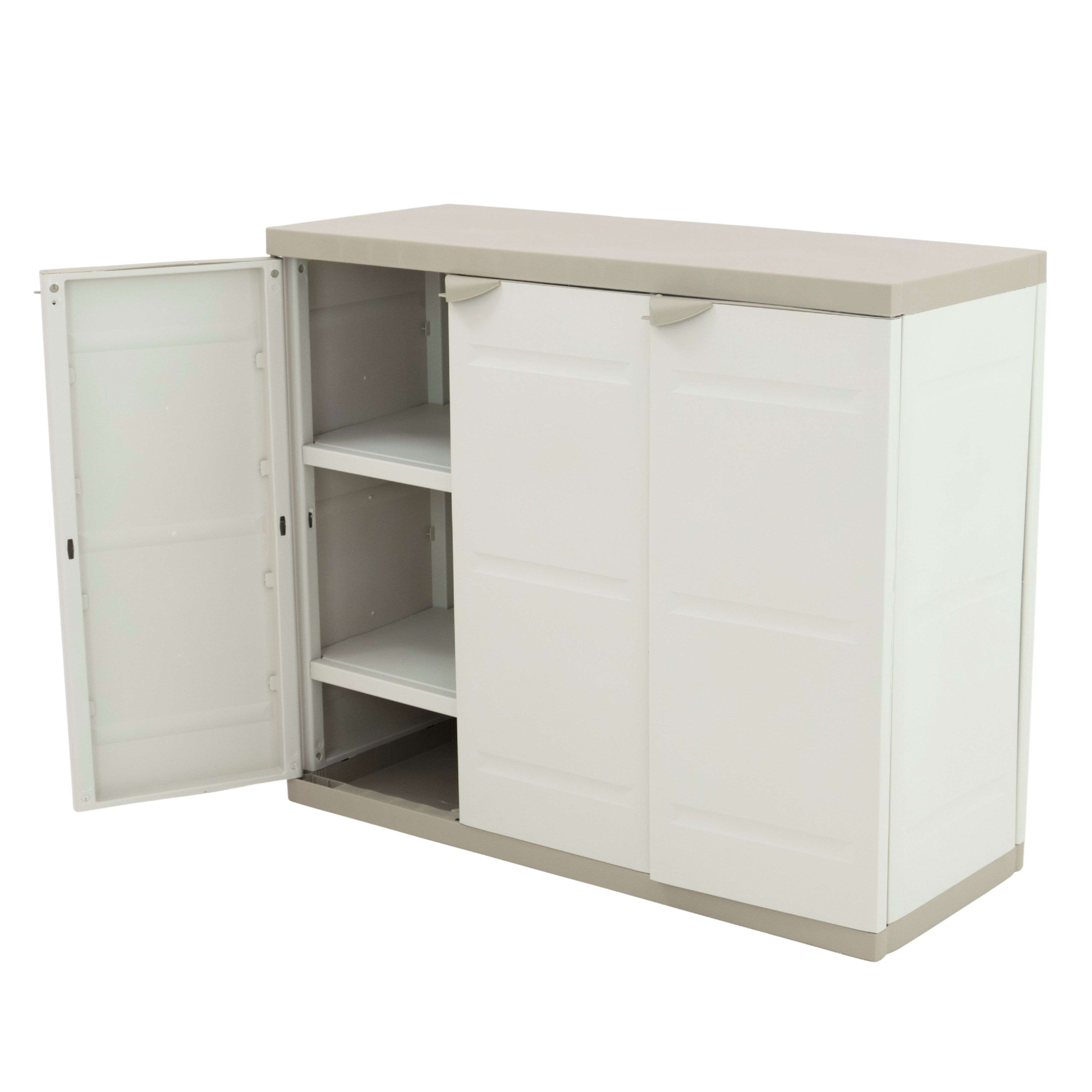 Un armario blanco de plástico con tapa gris, una puerta abierta mostrando estantes.