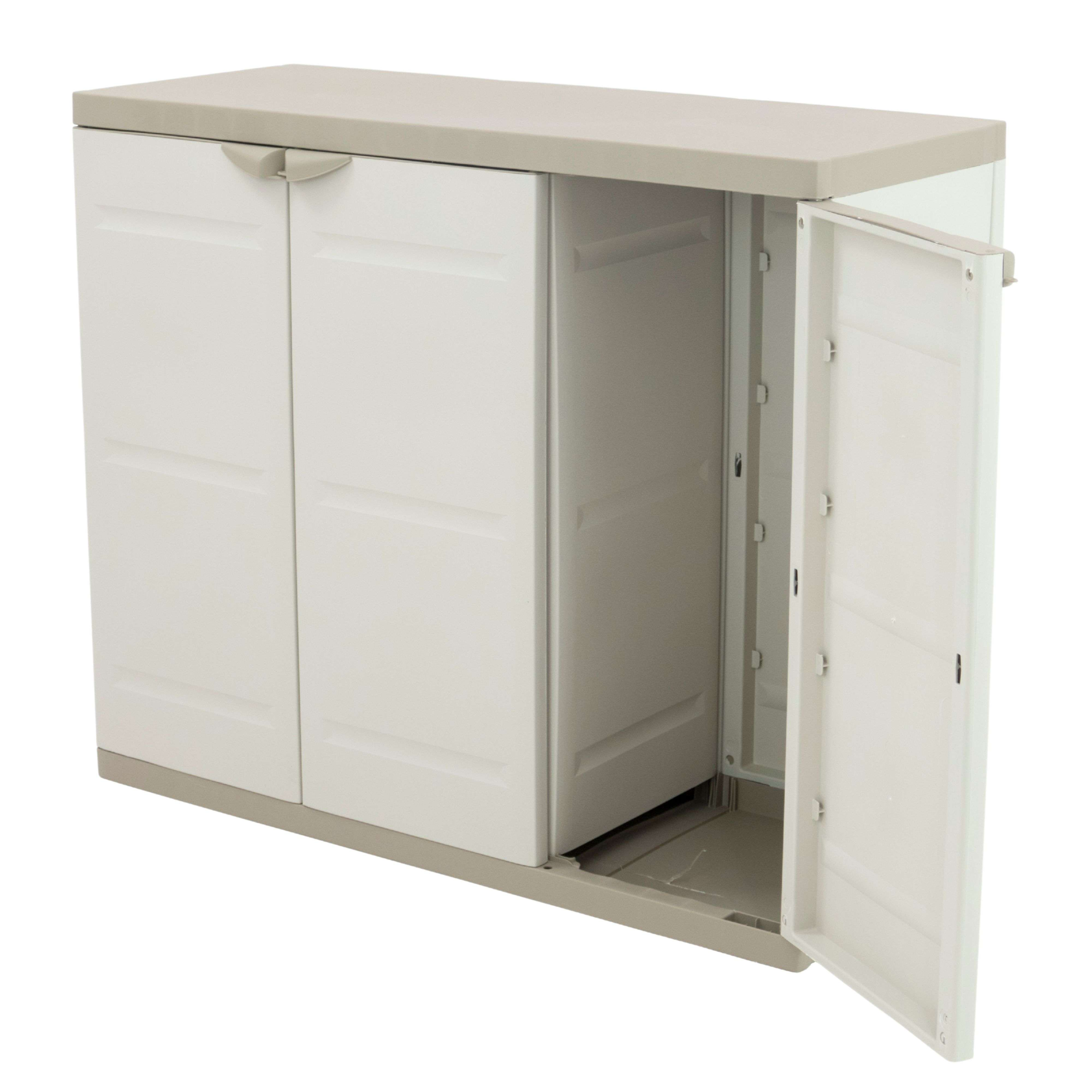 Un armario de plástico blanco con tapa beige. Una puerta está abierta.