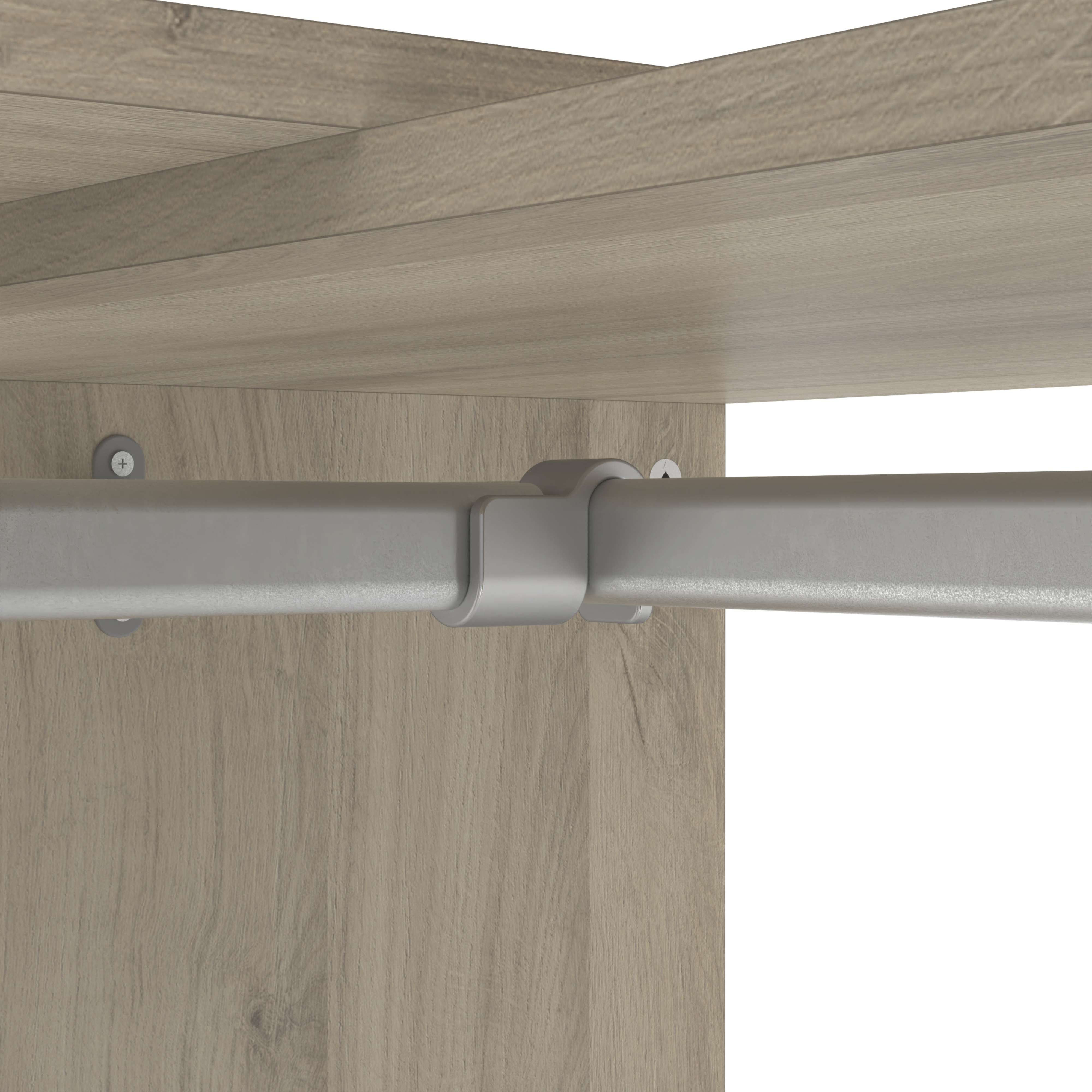 Primer plano de muebles de madera con barra y tornillo plateados.