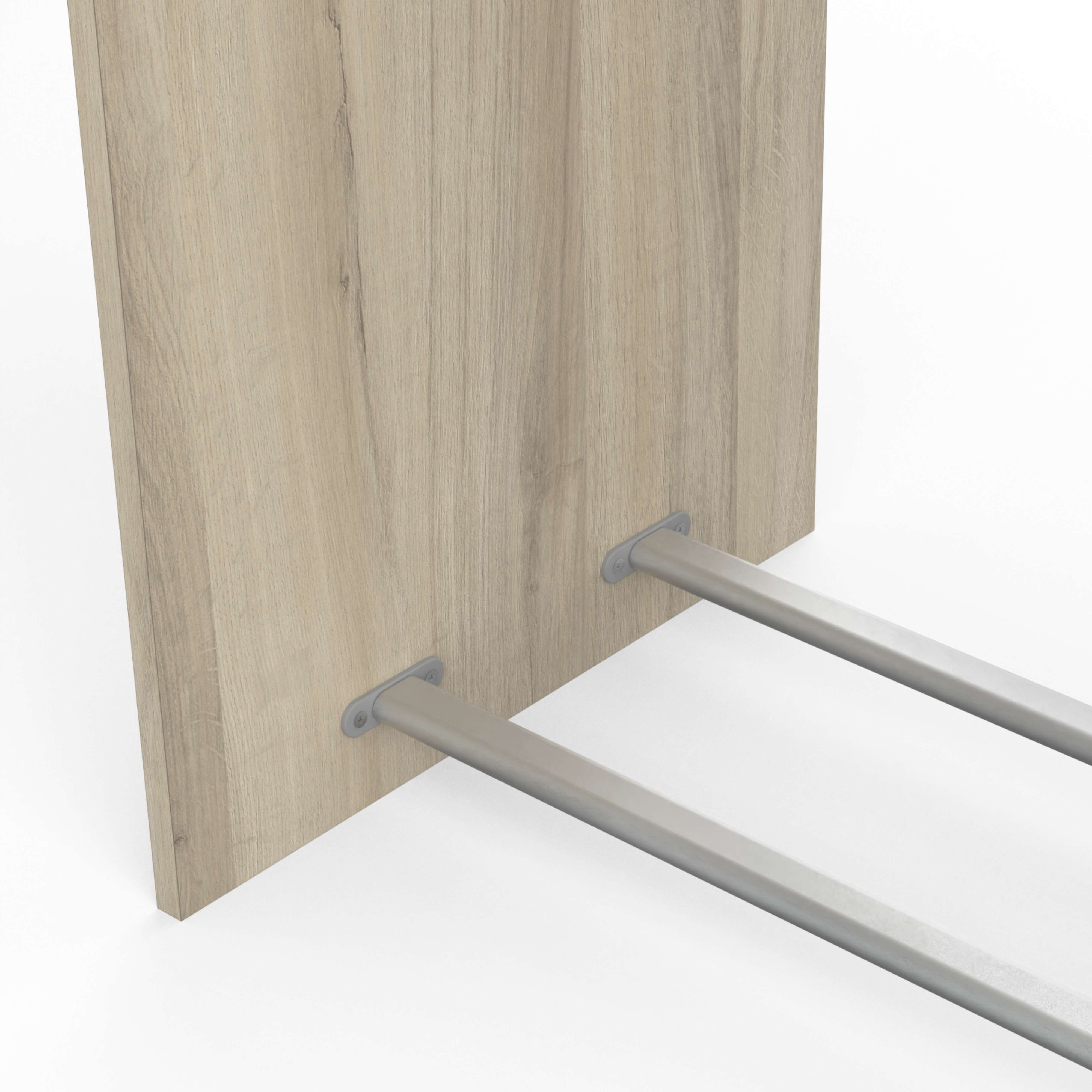 Panel de madera con dos varillas metálicas fijadas con tornillos.
