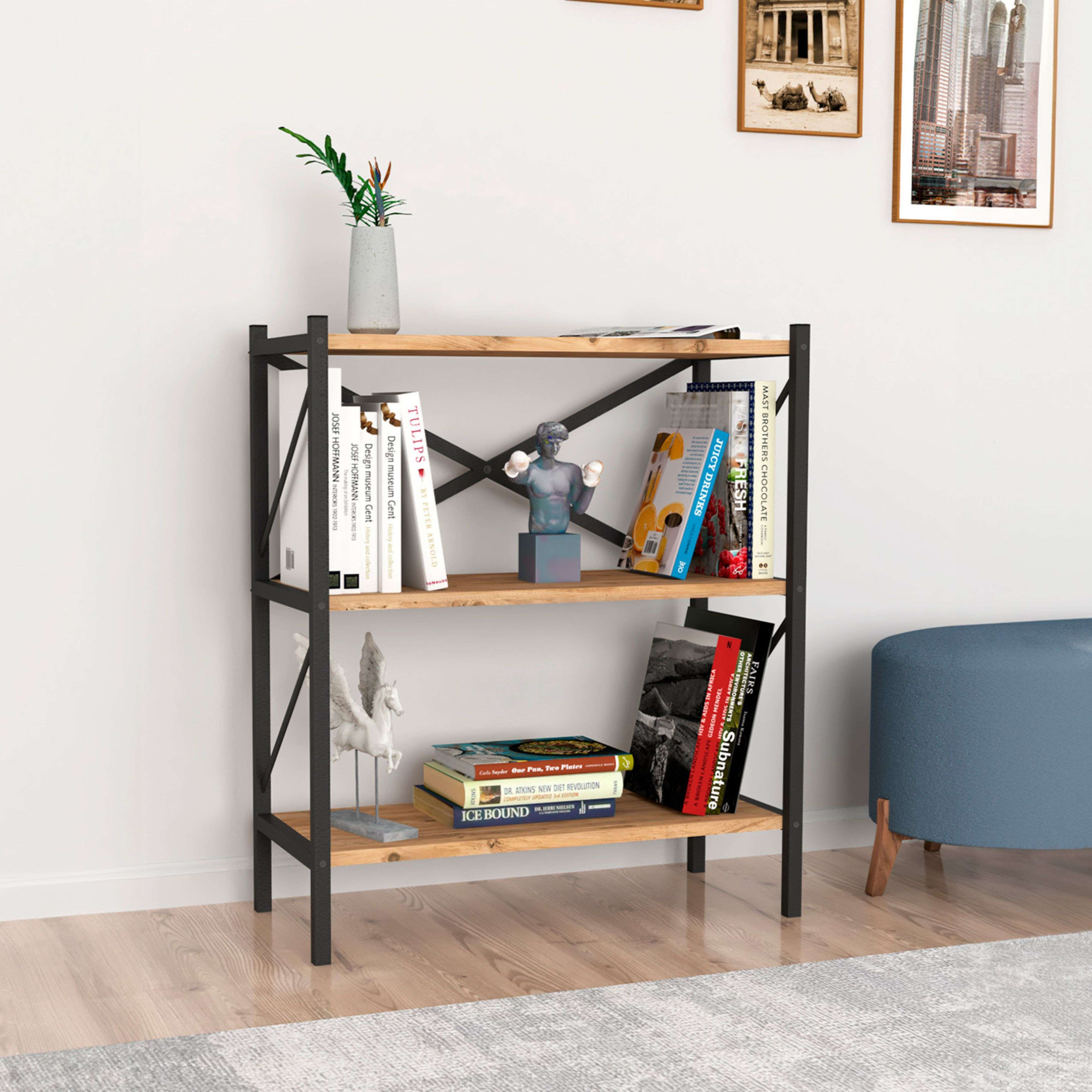 Estantería de madera y metal con libros, jarrón con plantas y estatua.