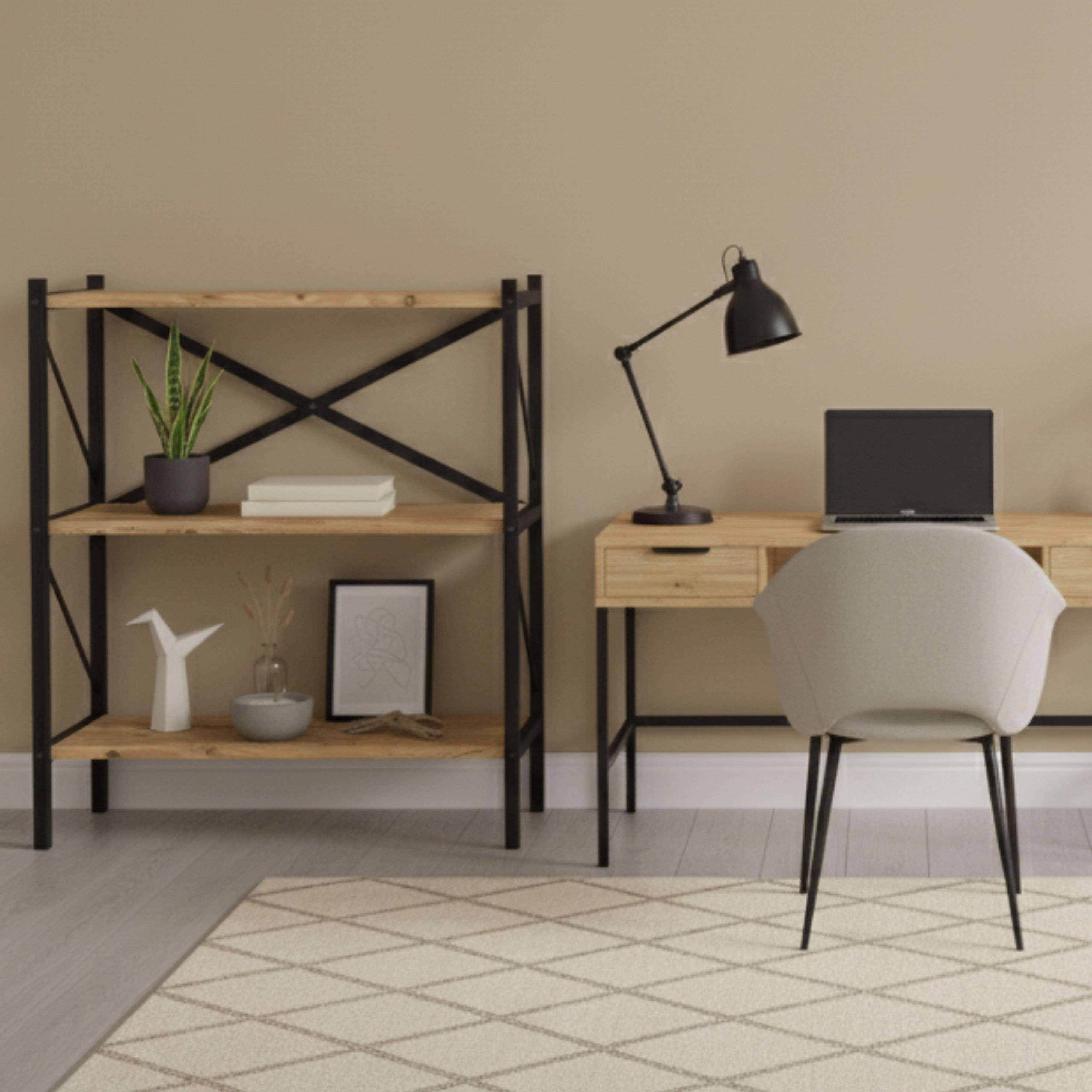Un escritorio con portátil, lámpara y silla junto a una estantería con plantas y decoración.