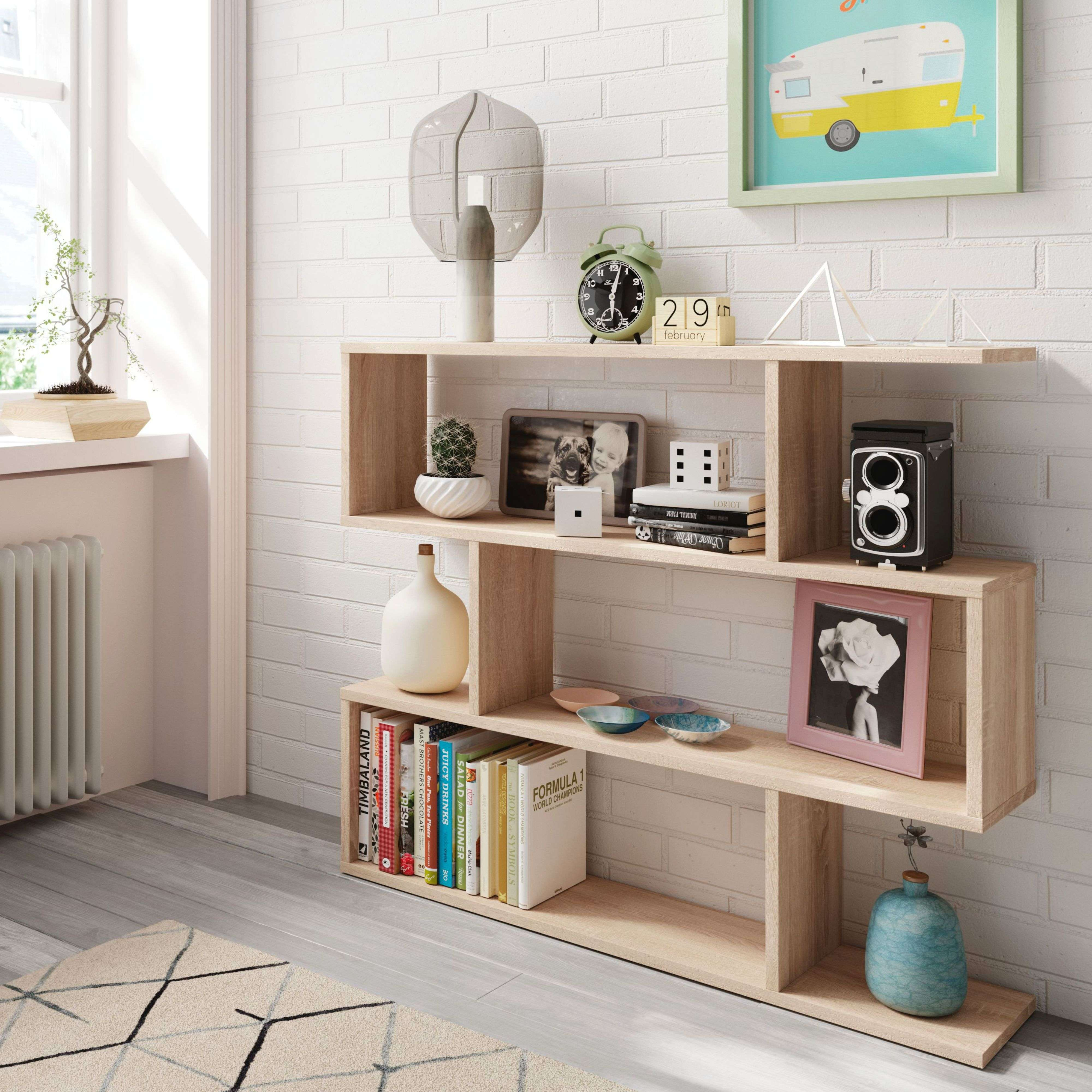 Estantería de madera con libros, fotos, cámara y objetos decorativos.