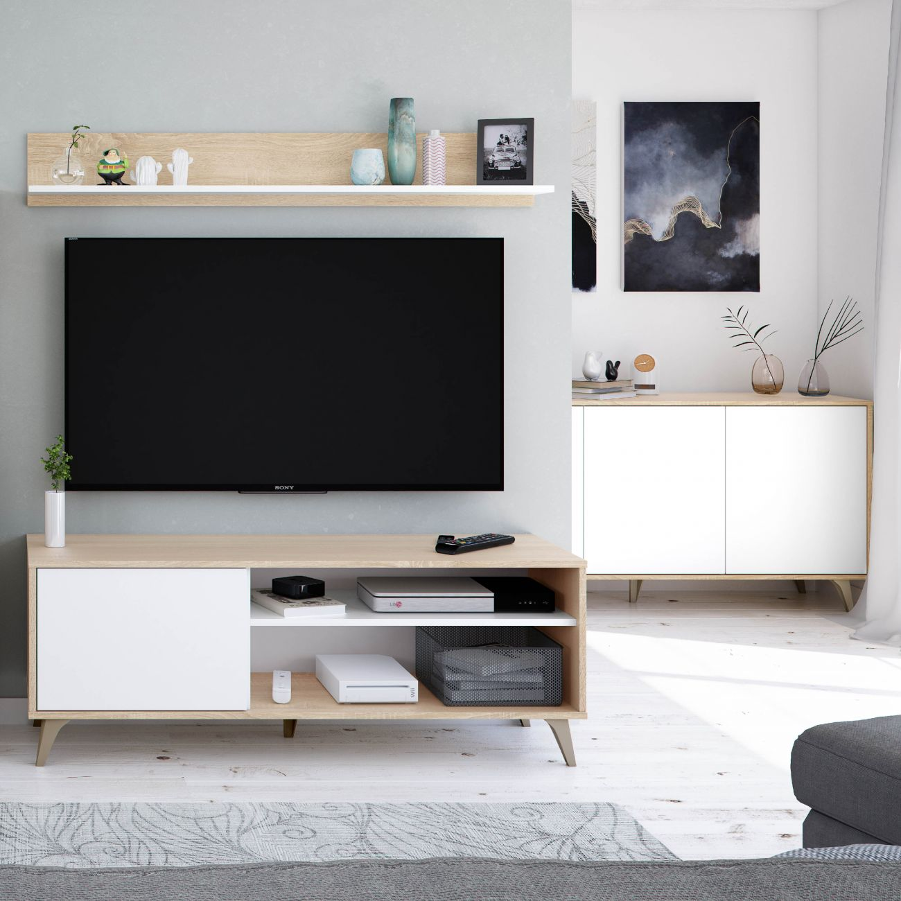 Sala de estar moderna con TV, estante, armario y obra de arte.