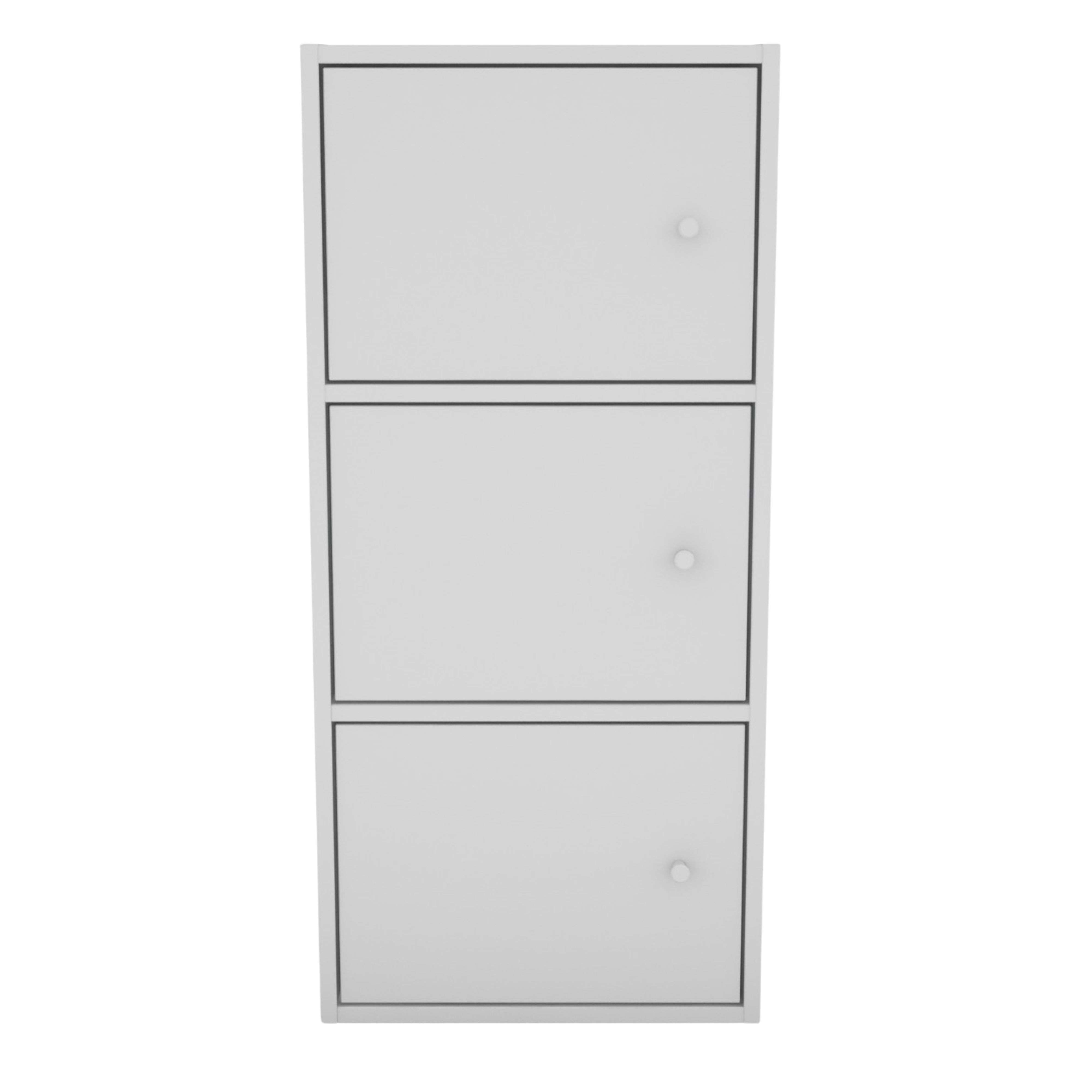 Un armario blanco con tres puertas y tiradores redondos pequeños.