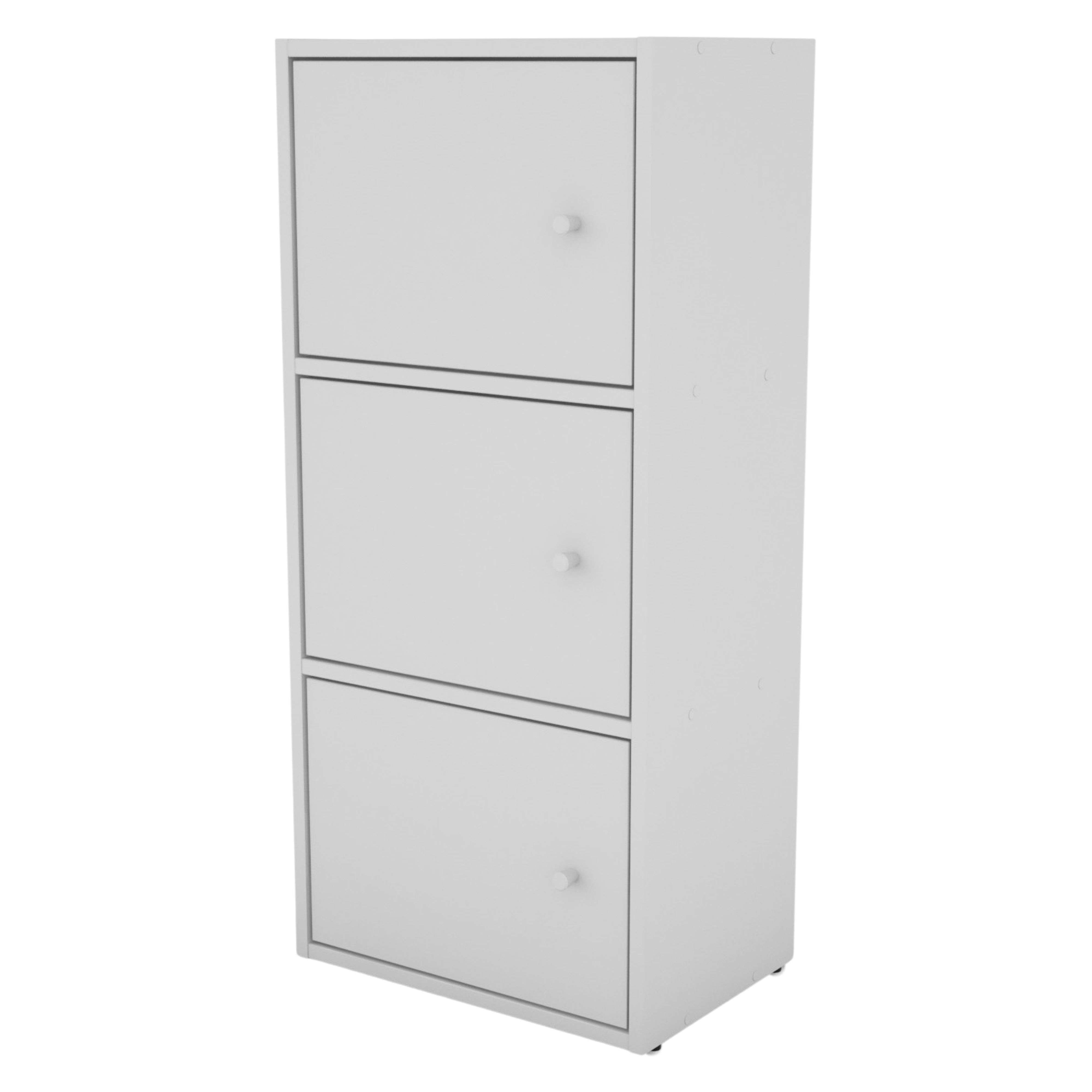 Un armario blanco y delgado con tres compartimentos, cada uno con una puerta y un pomo.