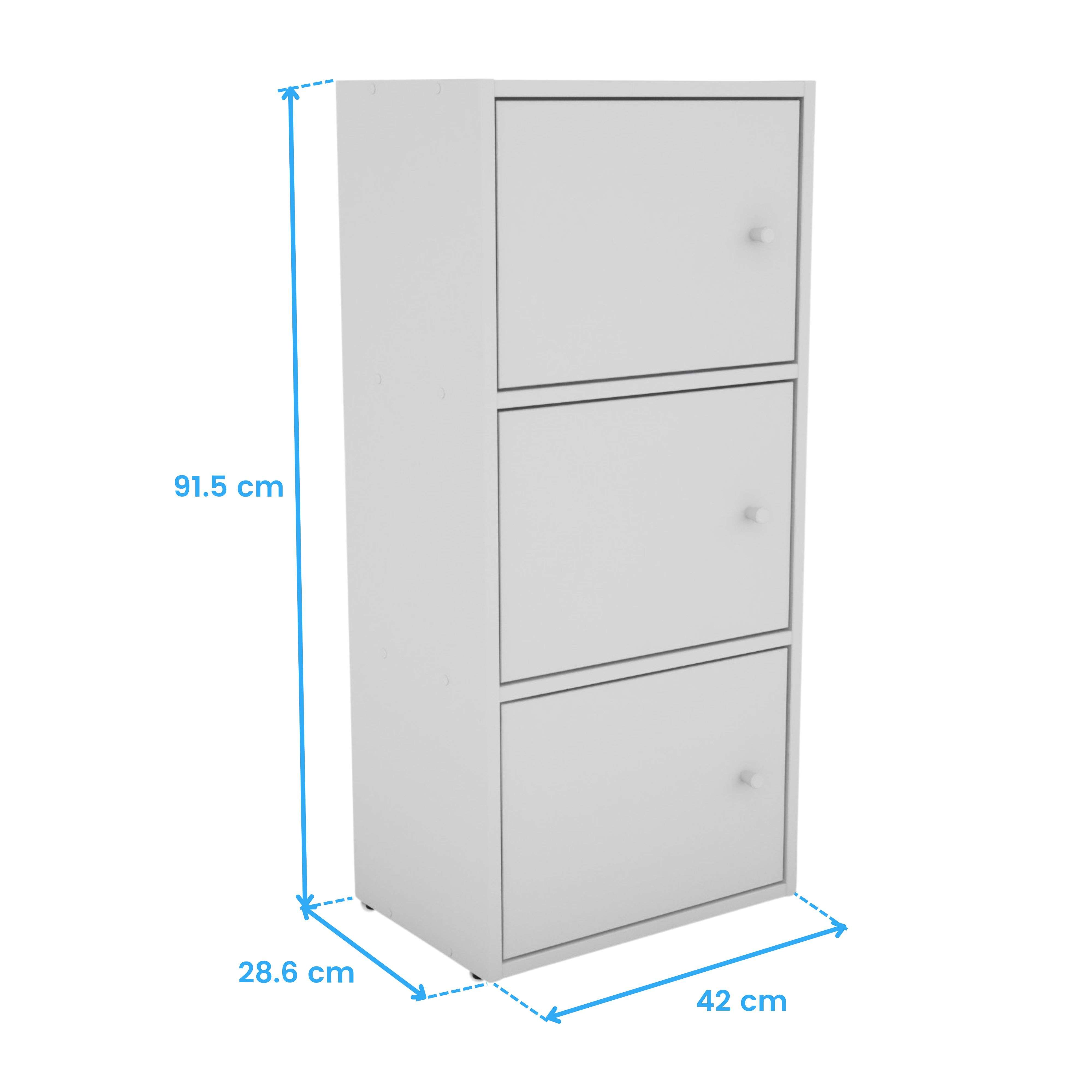Un armario blanco con tres puertas y pomos plateados. Dimensiones: 91,5x42x28,6 cm.