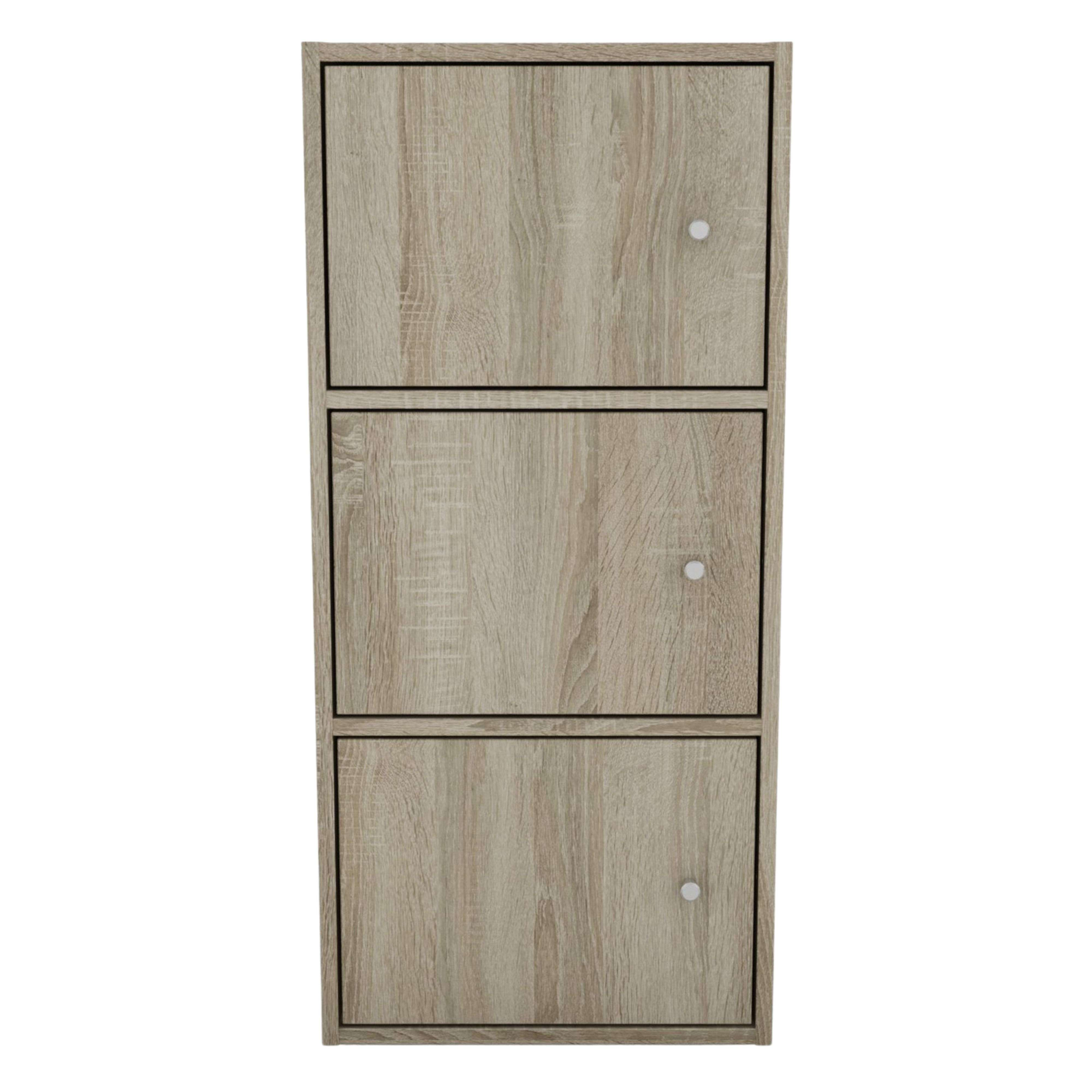 Un armario de madera de tres niveles con tres puertas y tiradores redondos.