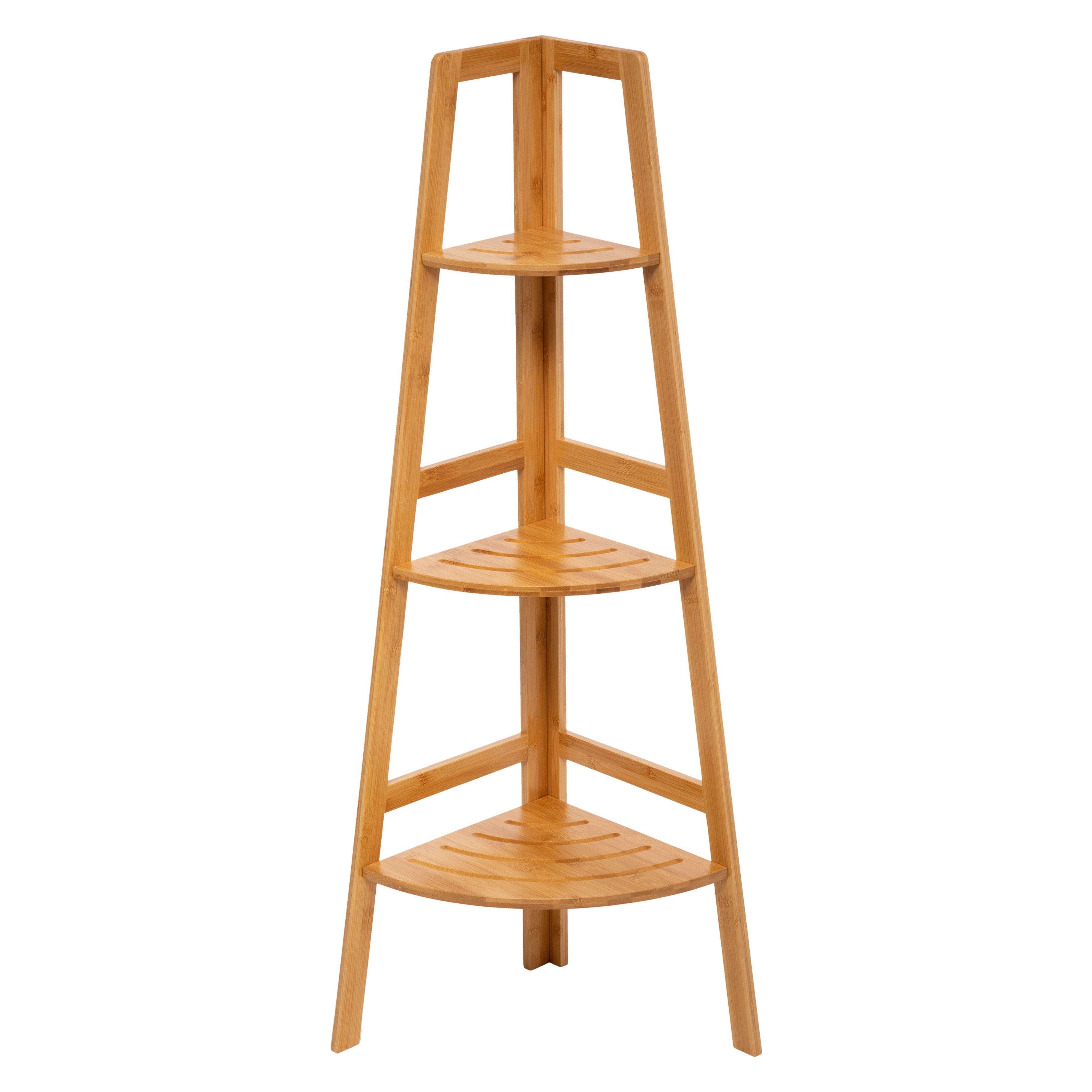 Estante de esquina de tres niveles de madera de bambú clara con baldas redondeadas.