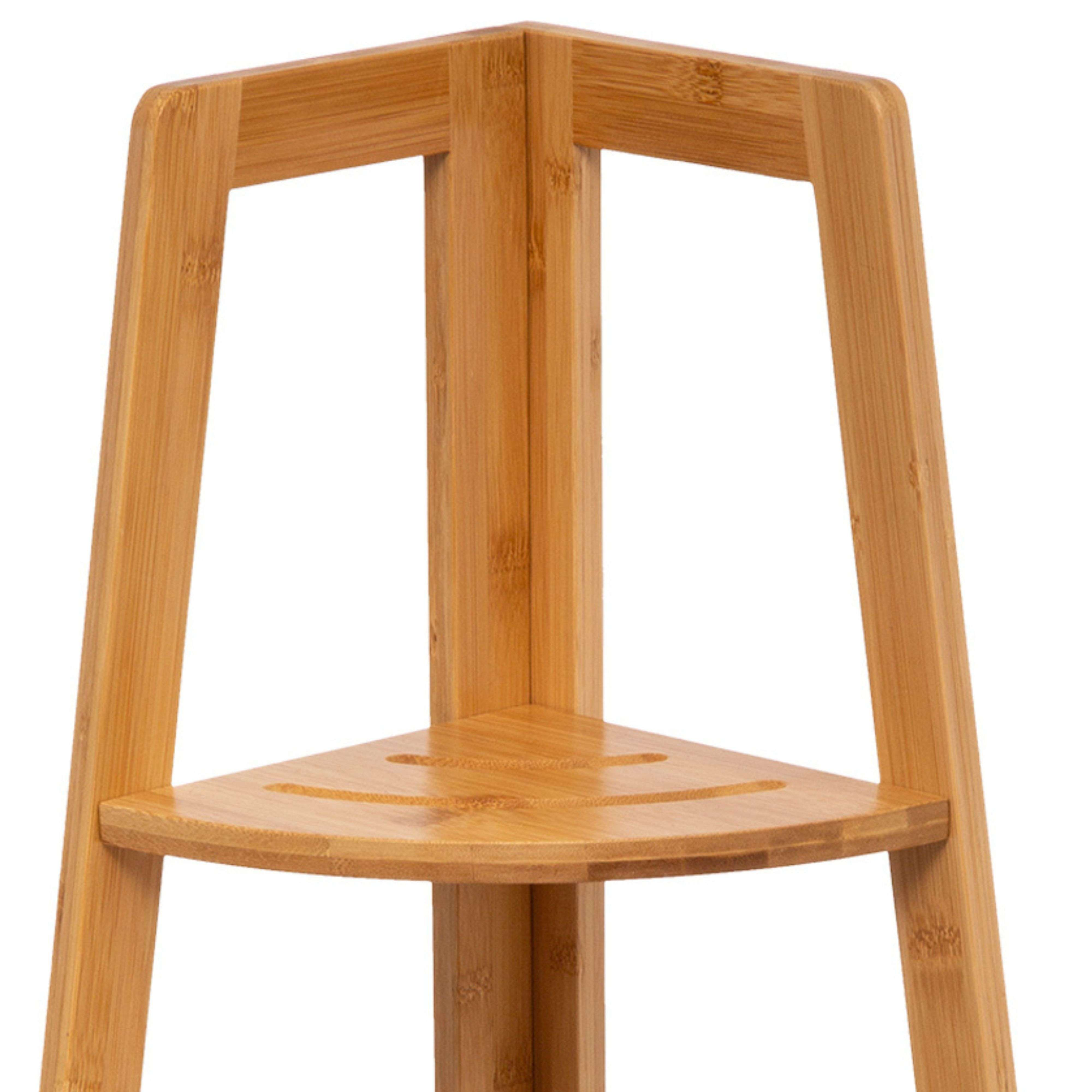 Un estante de esquina de bambú de madera de tres niveles.