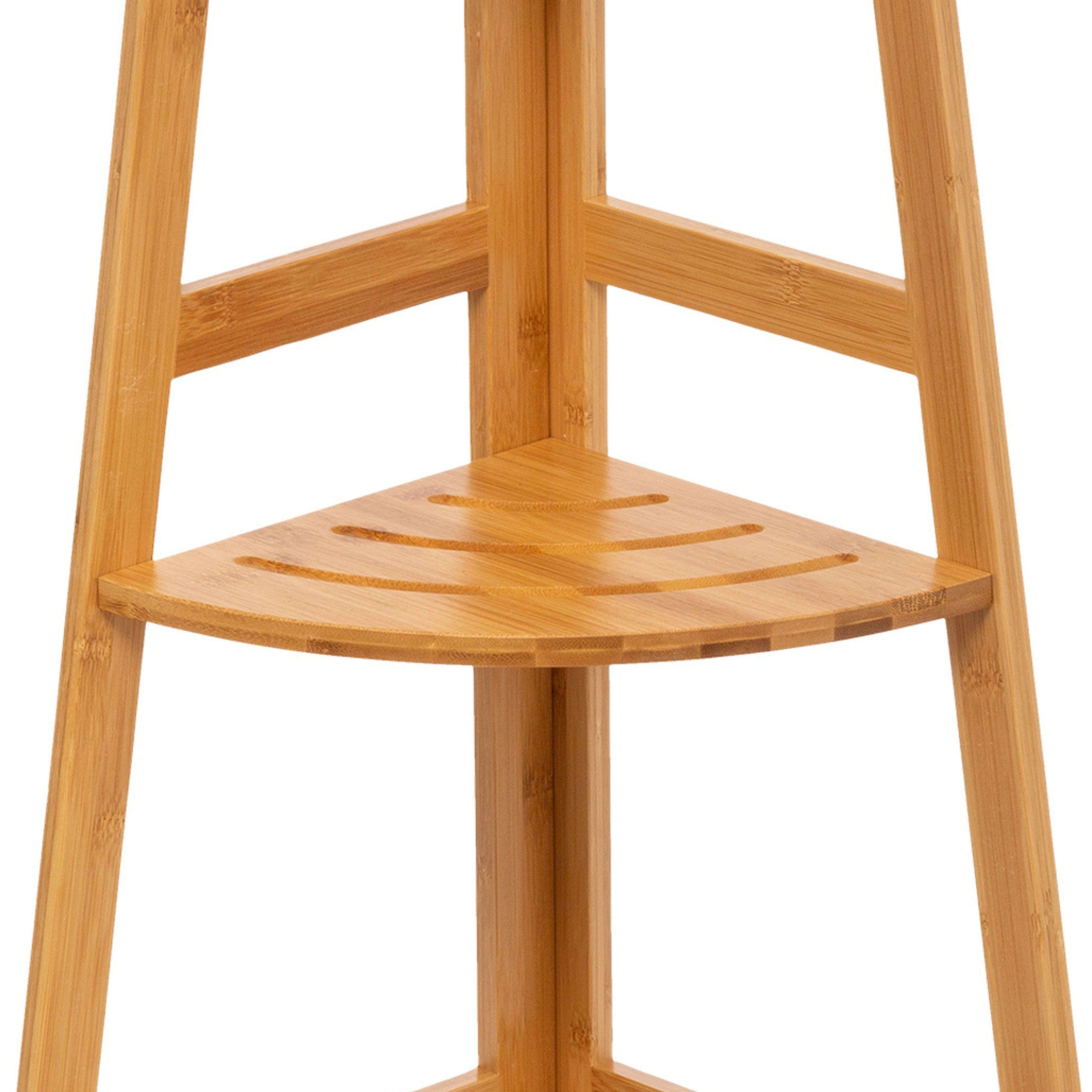 Un estante triangular de madera clara con ranuras, sostenido por tres patas.