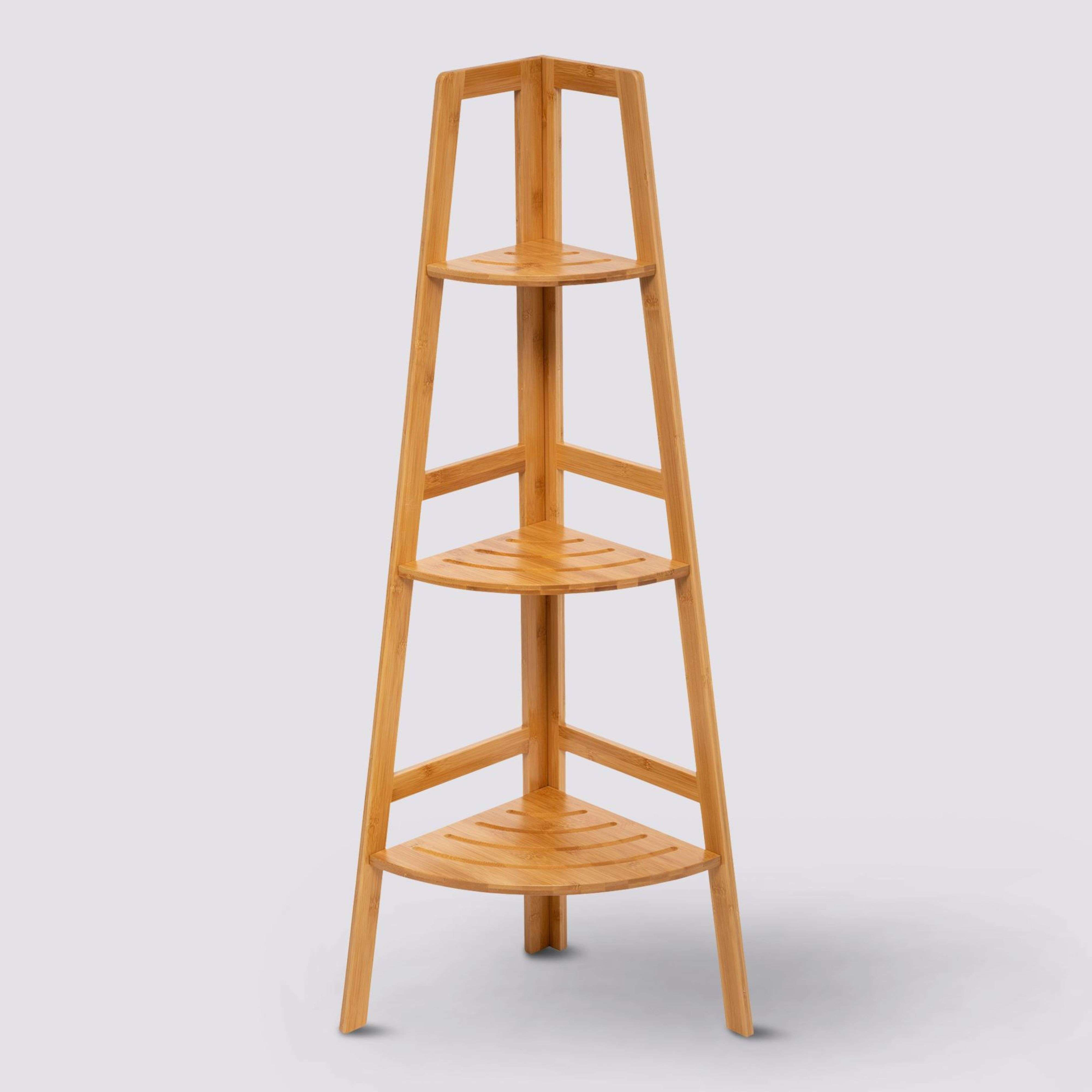 Una estantería de esquina de tres niveles de madera clara.