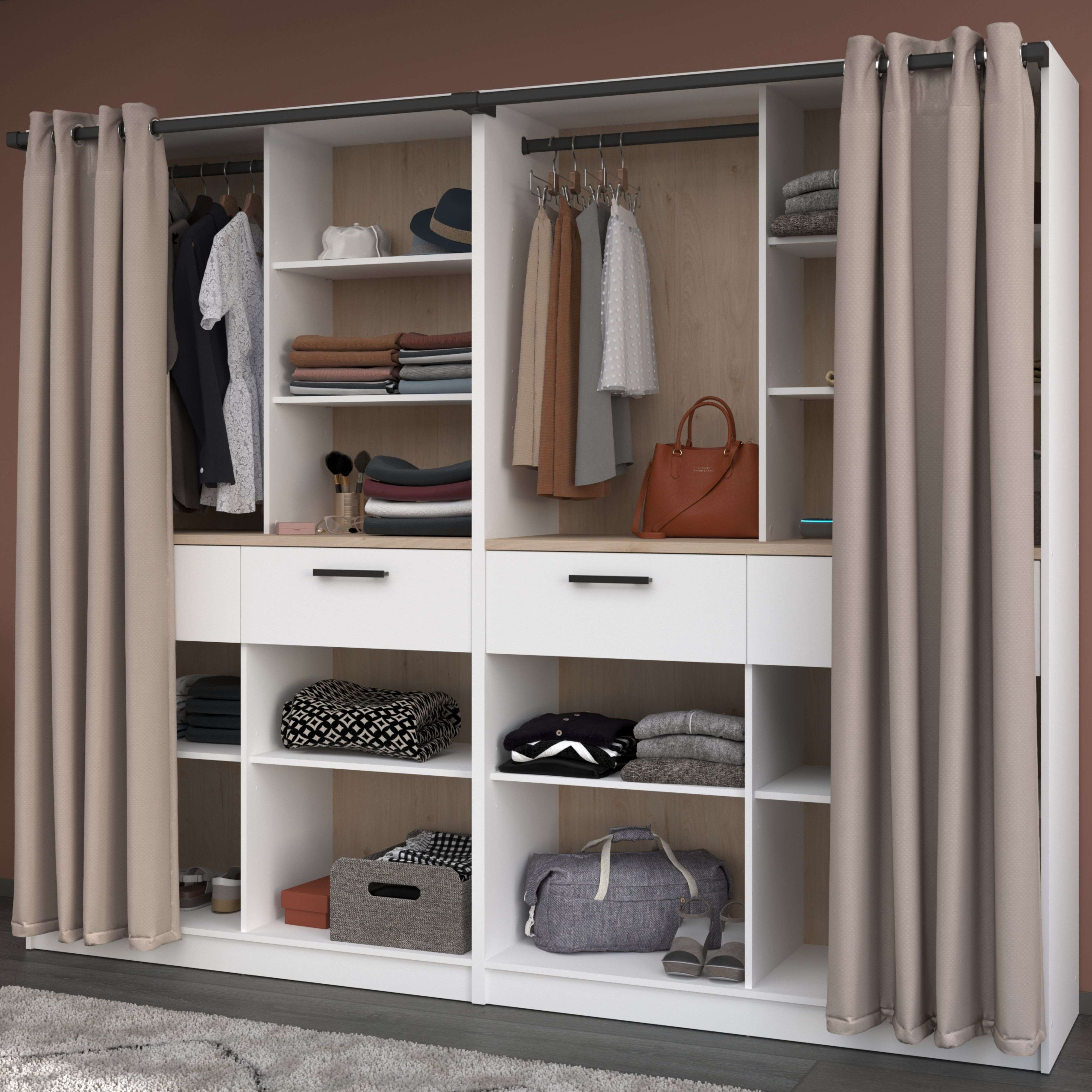Armario abierto con ropa, bolsos y zapatos, parcialmente cubierto por cortinas laterales.