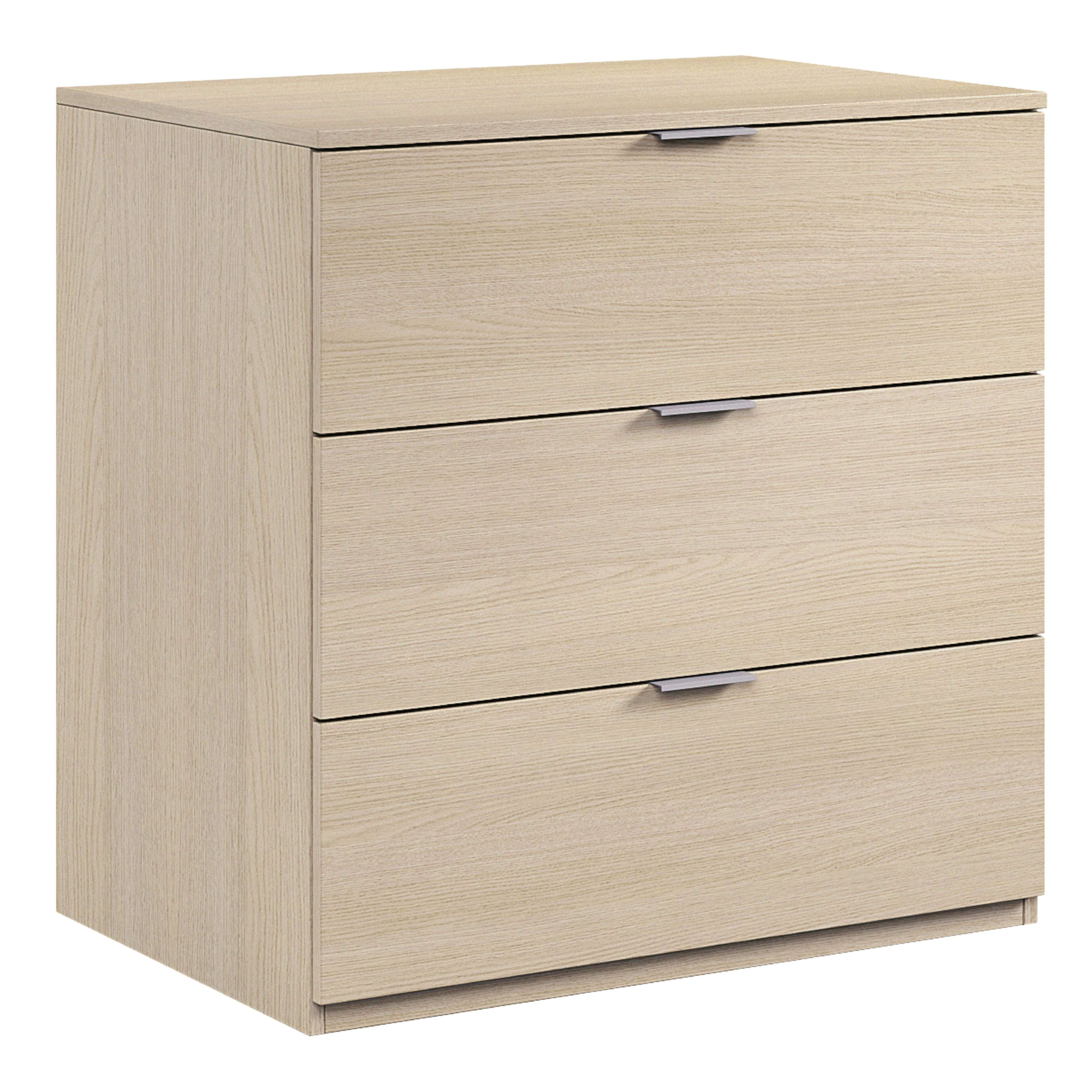 Cómoda de madera clara con tres cajones y tiradores plateados.