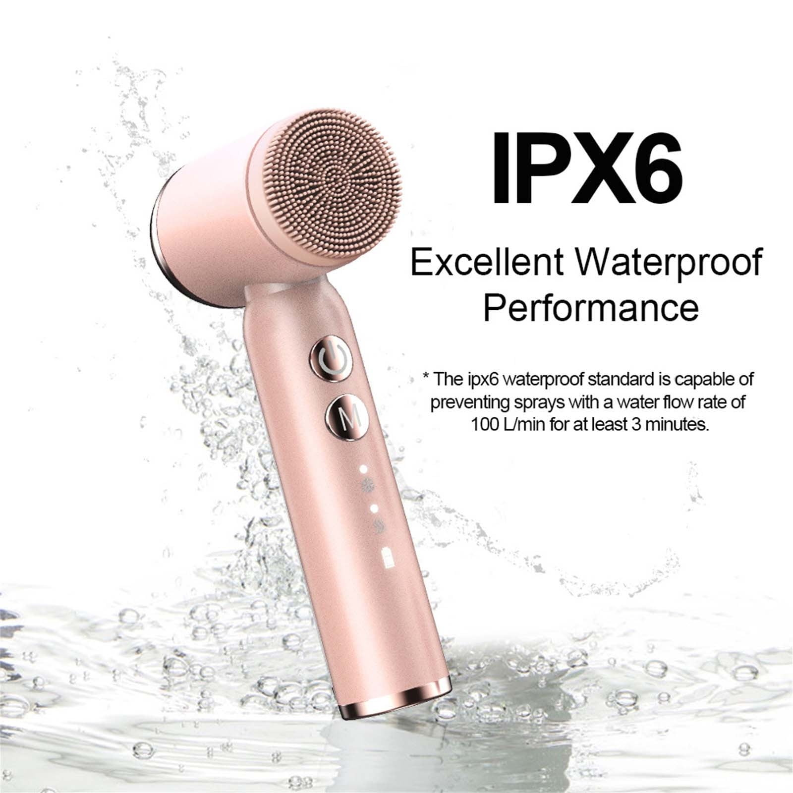 Ein roségoldenes IPX6-Gesichtsreinigungsgerät mit Bürstenkopf, das in Wasser spritzt.