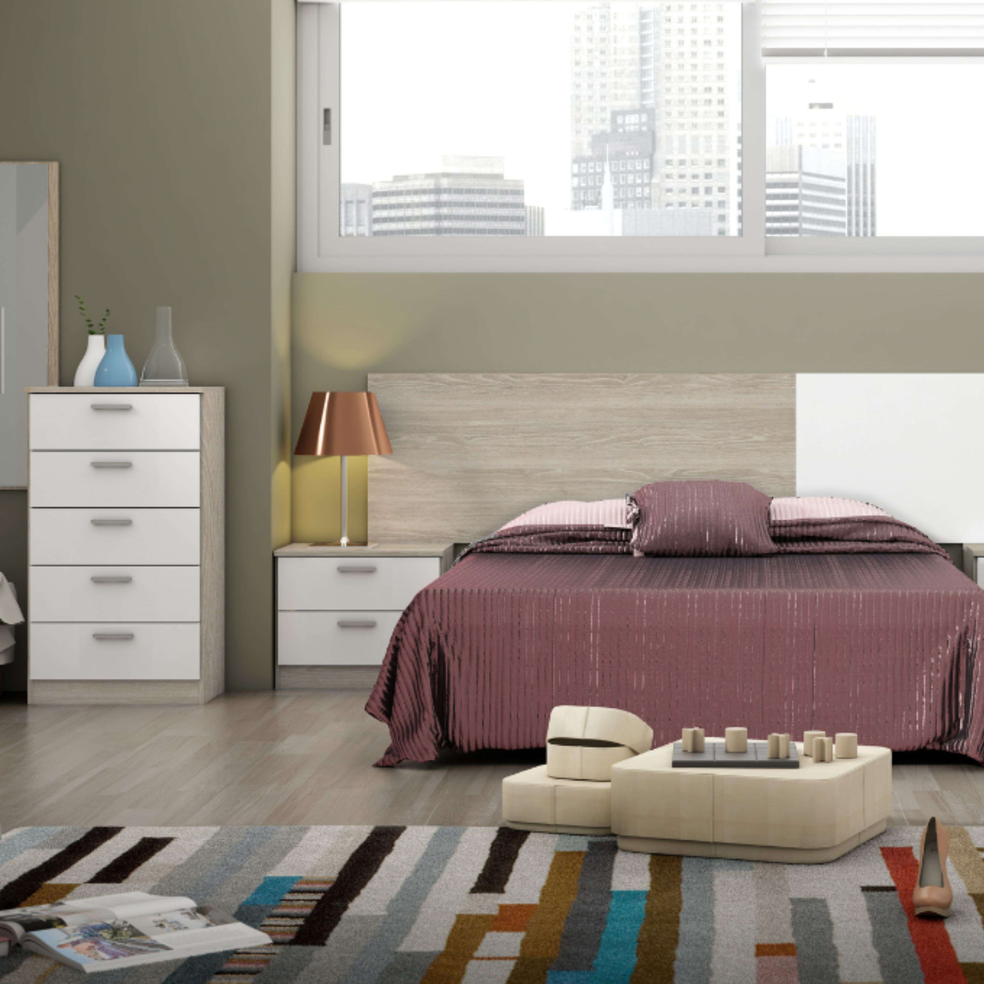 Un dormitorio con cama grande, mesitas de noche, cómoda y ventana con silueta de ciudad.