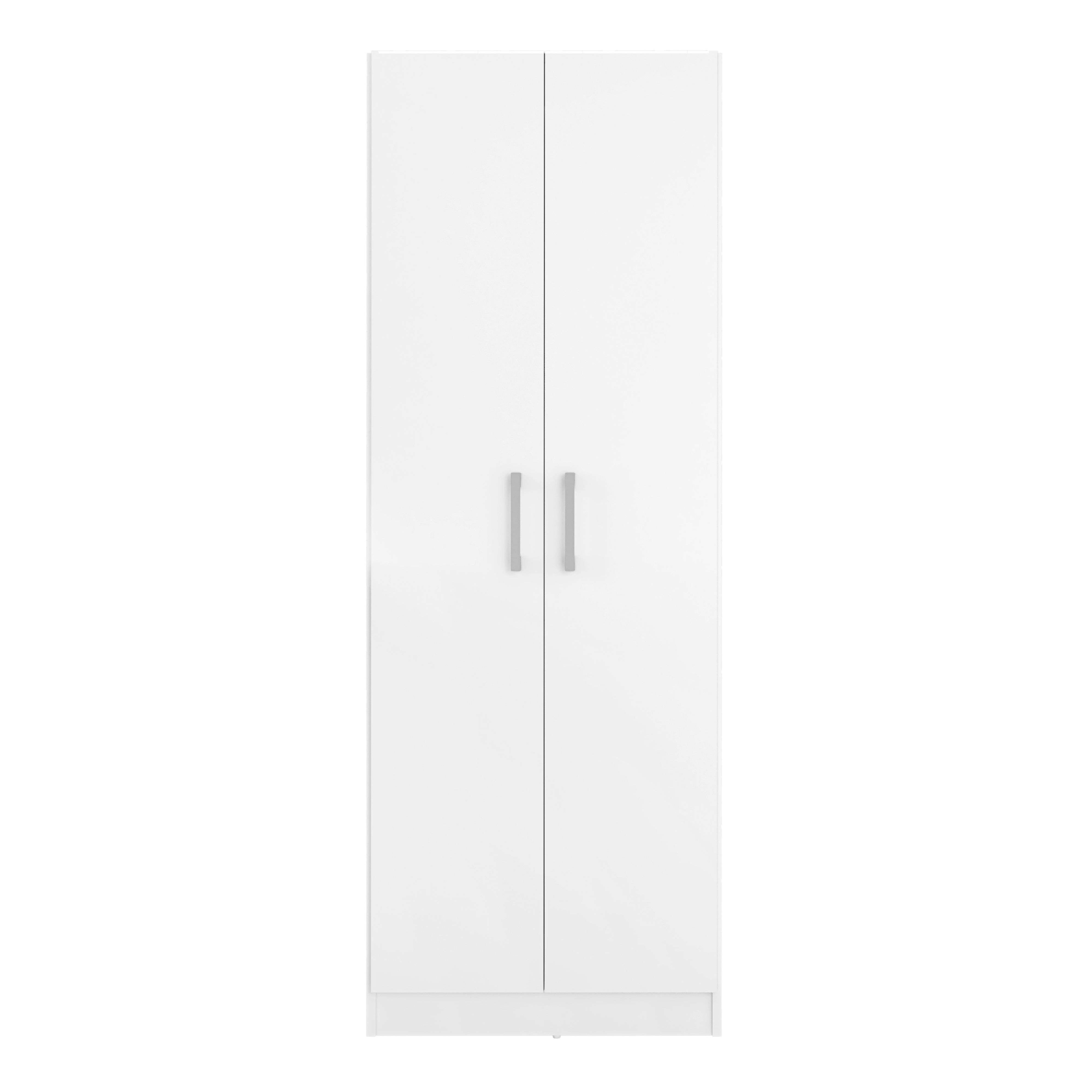 Un armario blanco alto y estrecho con dos puertas y tiradores plateados.