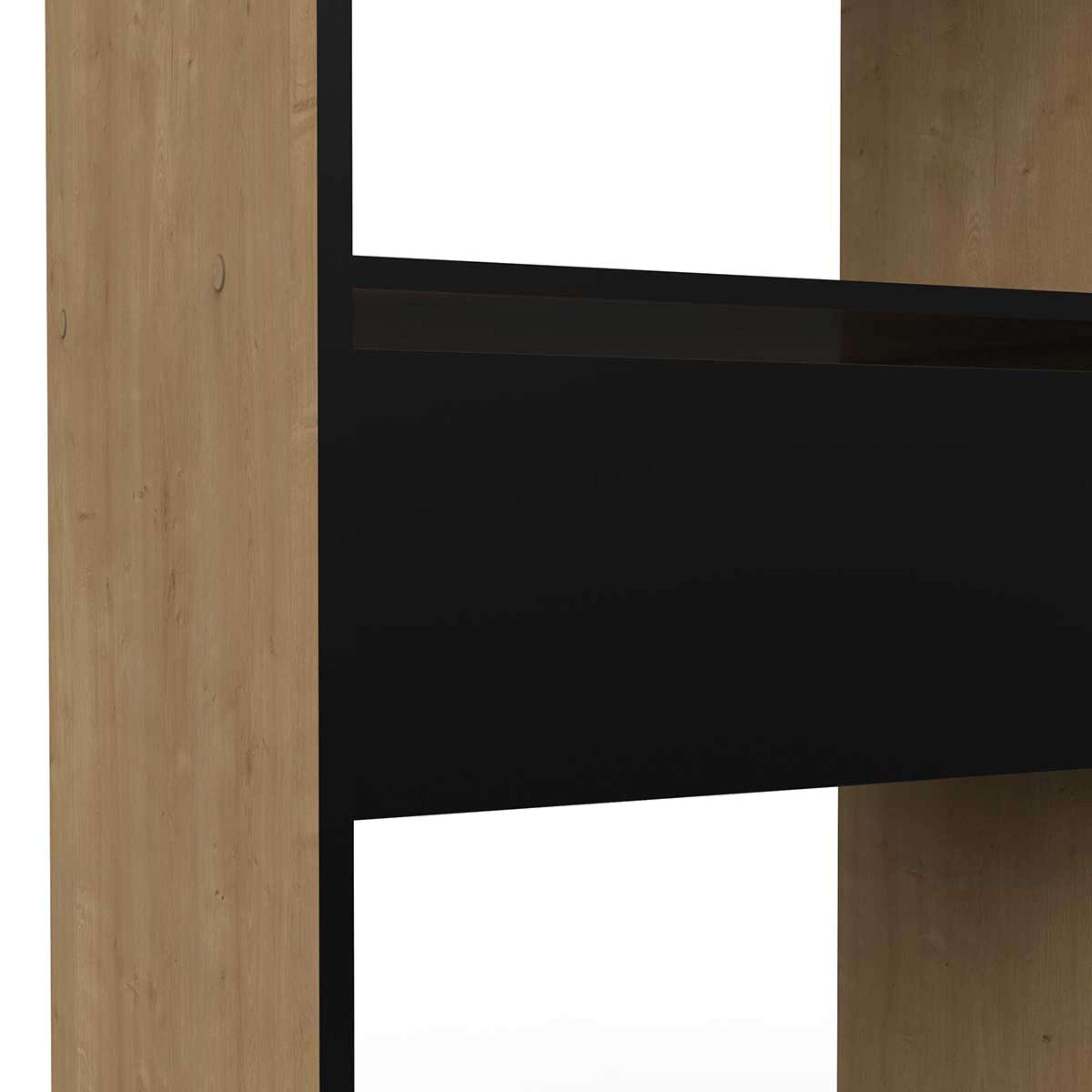 Veta de madera con un estante o compartimento negro en medio.
