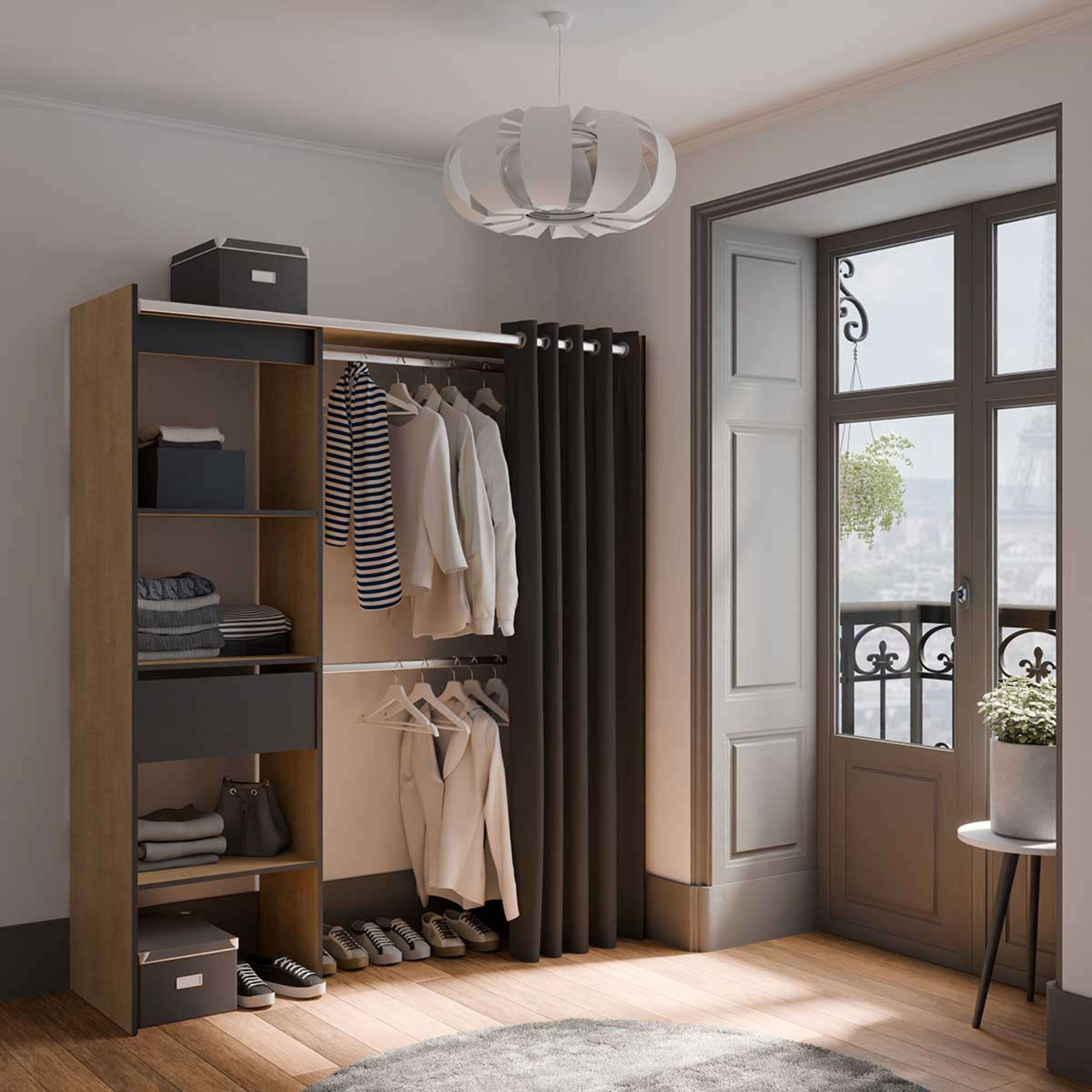 Armario con ropa, zapatos y cajas de almacenamiento junto a una ventana.