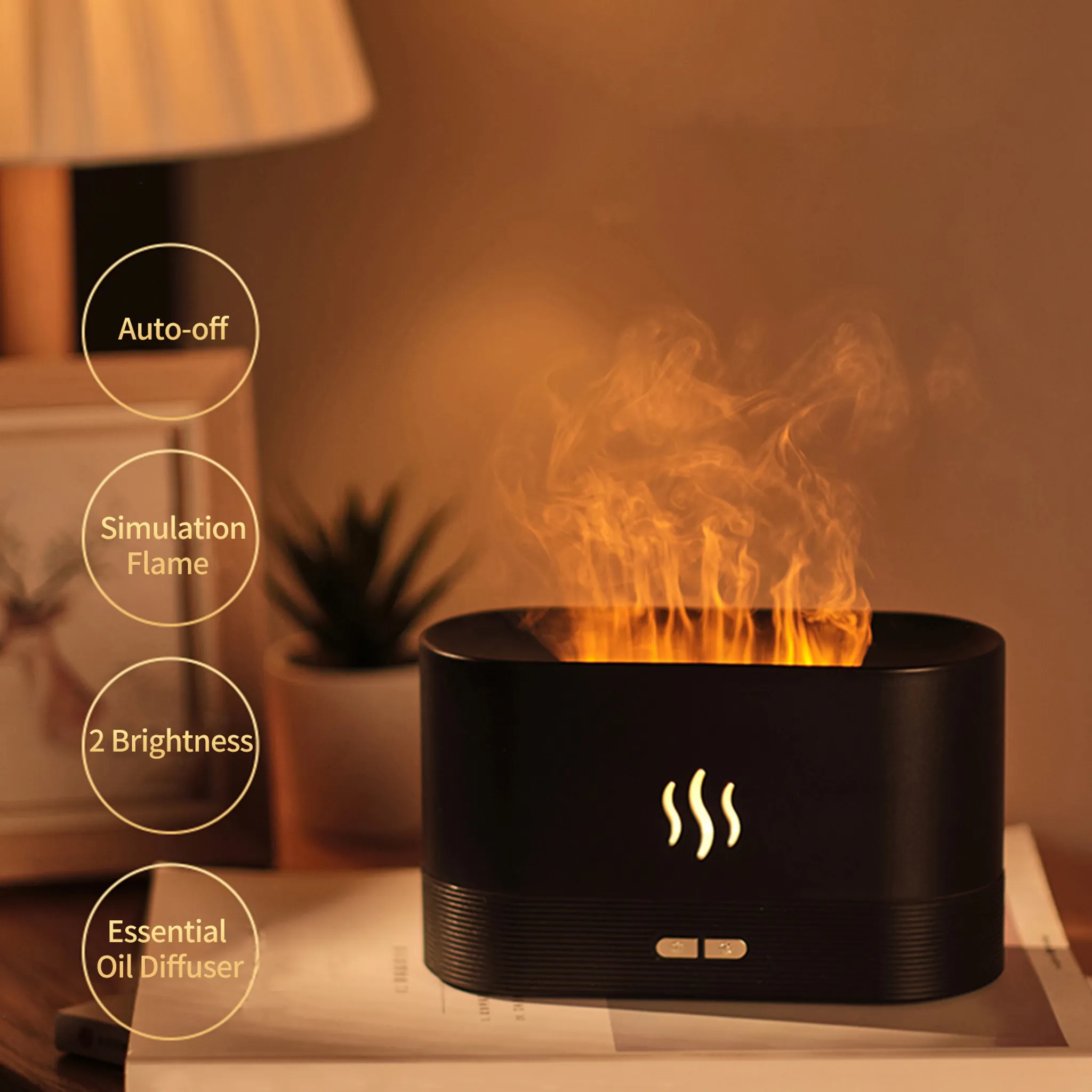 Ein schwarzer Diffusor mit Flammen-Effekt steht auf einem Buch, neben einer Lampe.