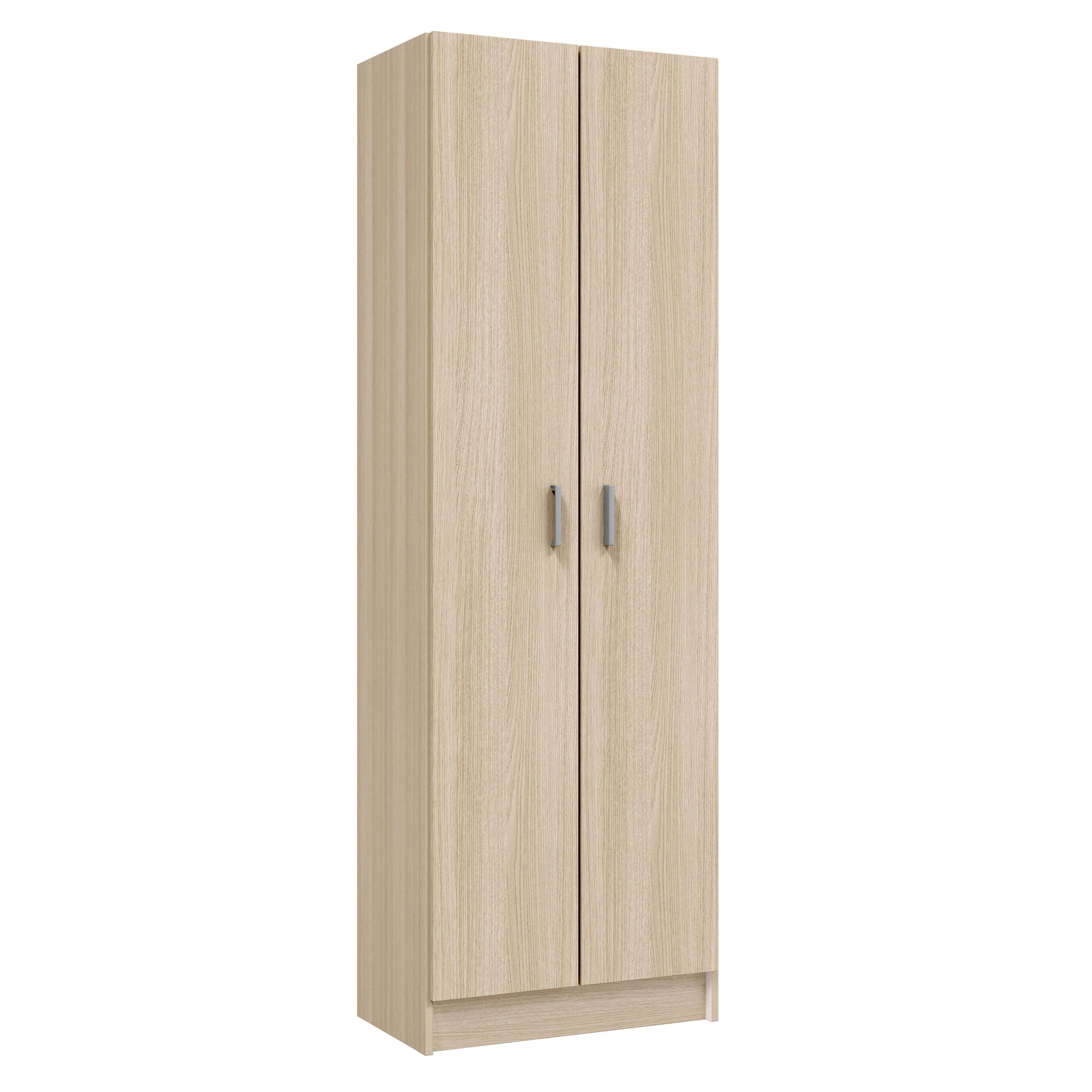 Un armario alto, estrecho, de madera clara con dos puertas y tiradores plateados.