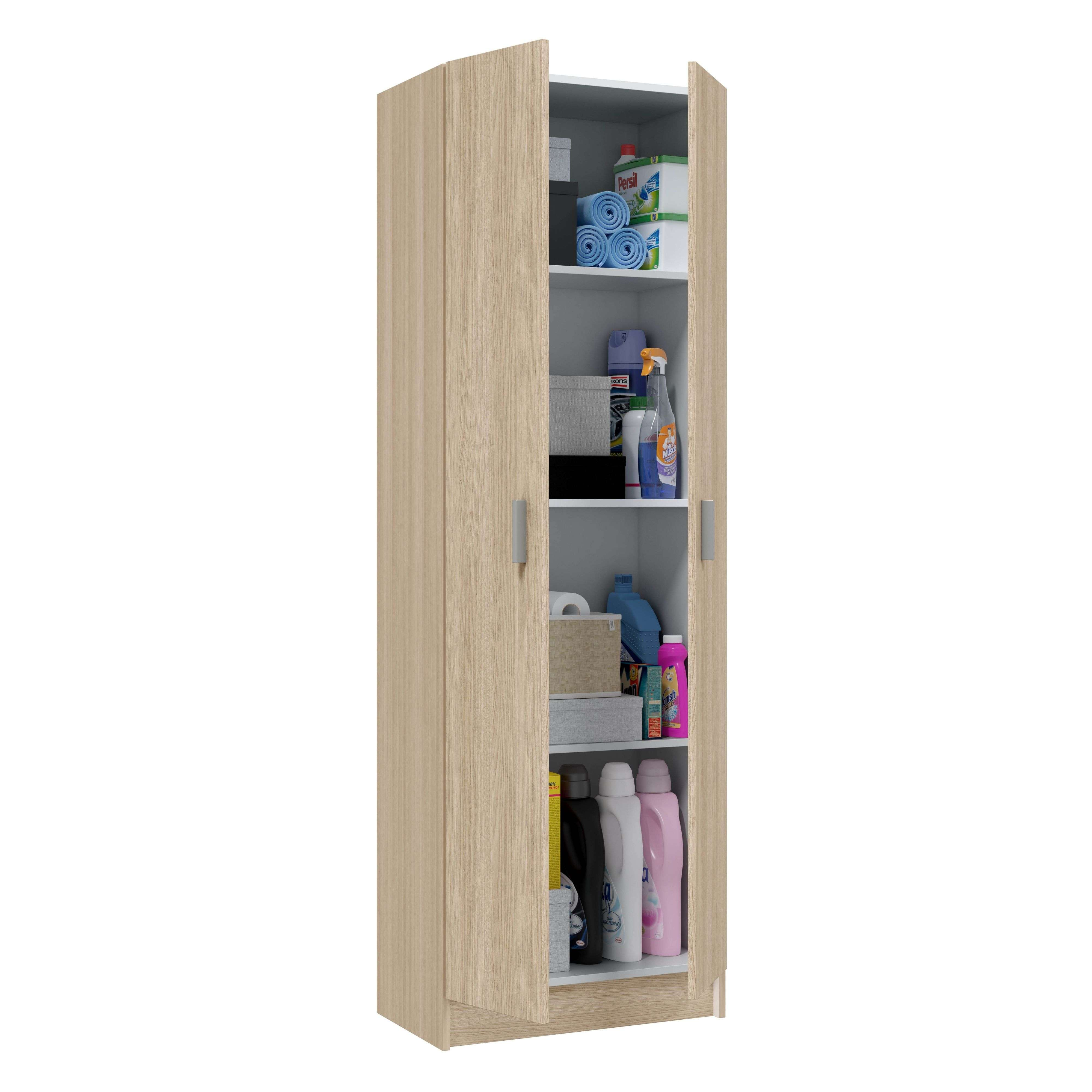 Armario alto de madera clara con puertas abiertas, mostrando estantes con suministros de limpieza.