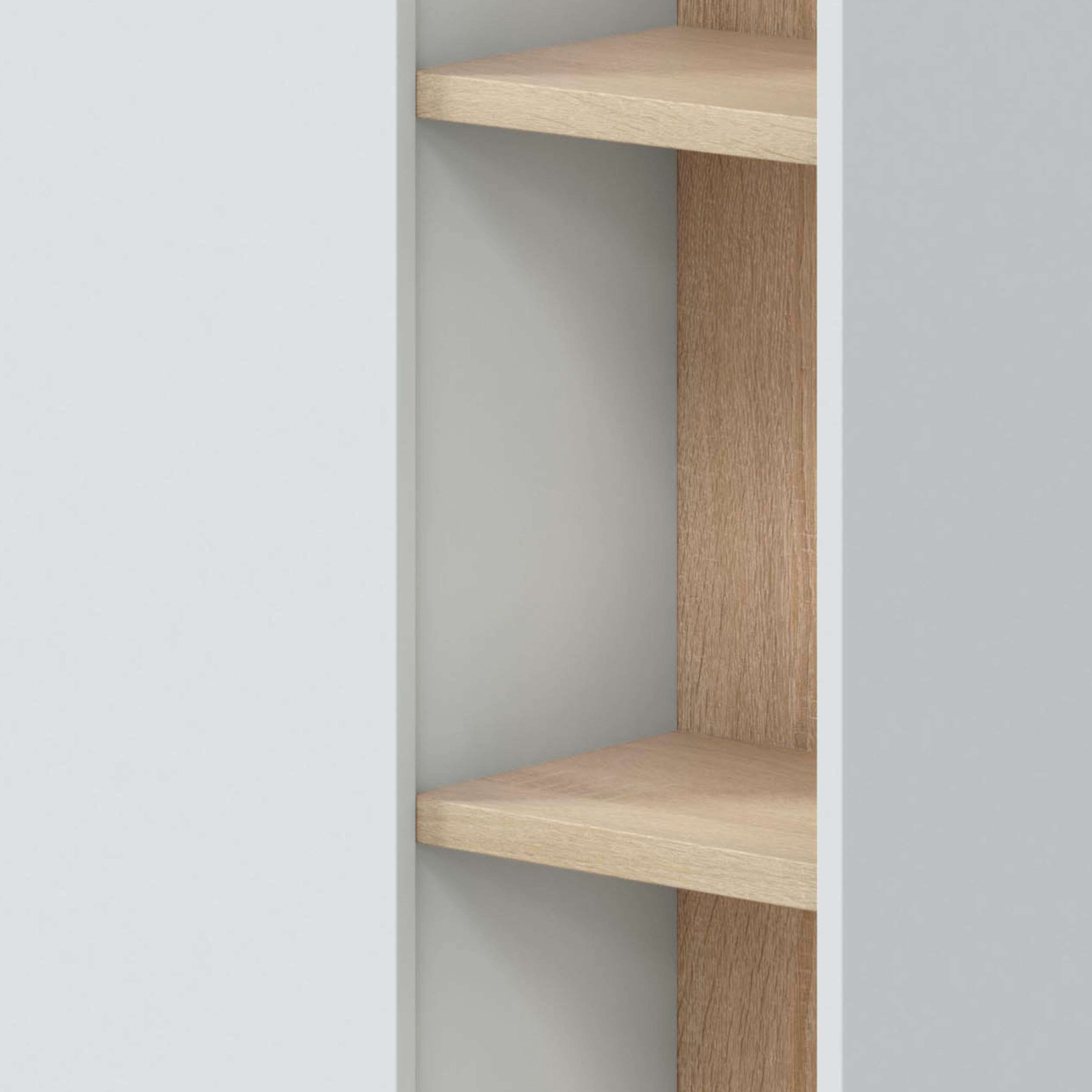 Una sección de estante de madera con dos niveles, junto a una superficie gris.