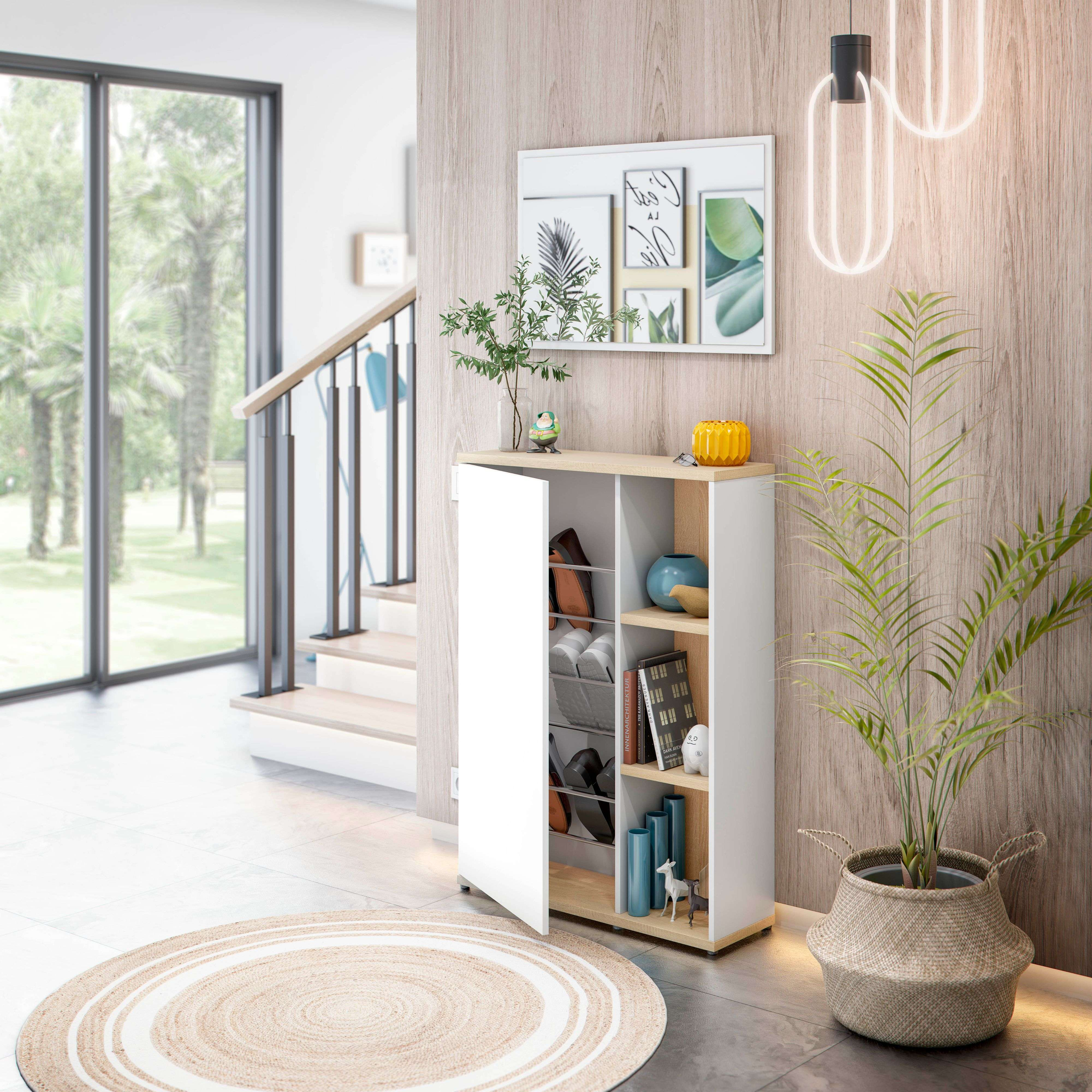 Un zapatero blanco con detalles de madera junto a unas escaleras, al lado de una alfombra redonda.