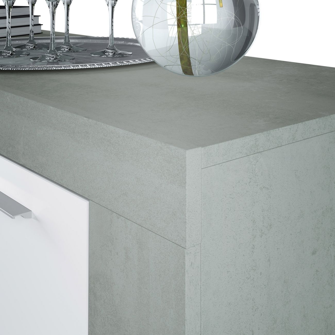 Cómoda gris con cajón blanco, vasos y jarrón encima.